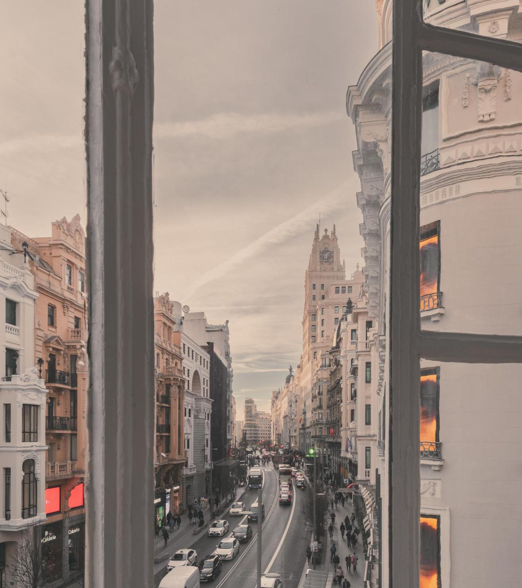 8 Rooms, 6 Bathrooms Over Gran Via Street