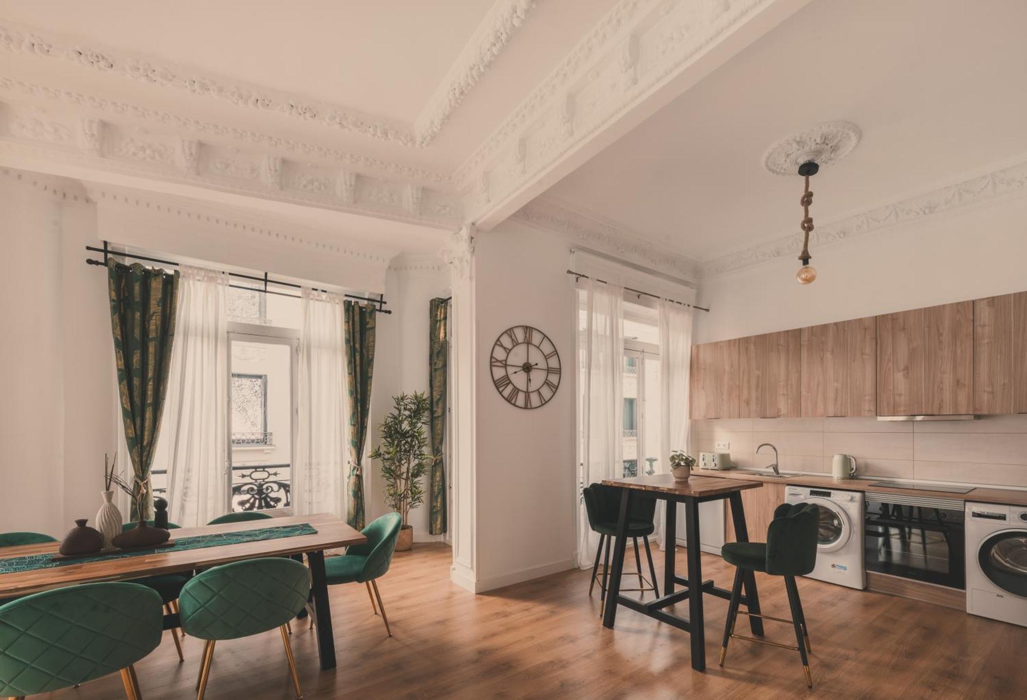 8 Rooms, 6 Bathrooms Over Gran Via Street Apartment