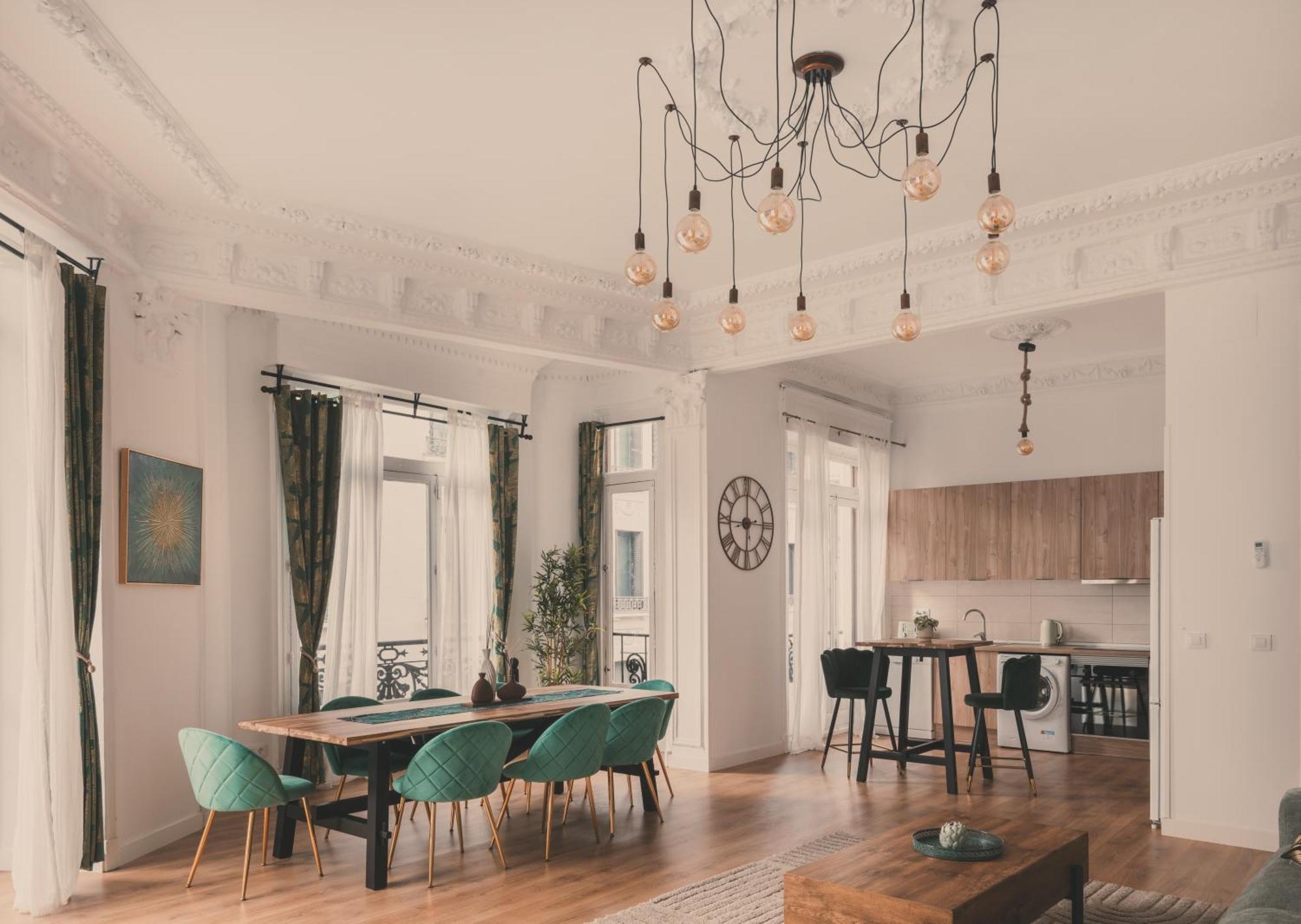 Apartment 8 Rooms, 6 Bathrooms Over Gran Via Street Madrid