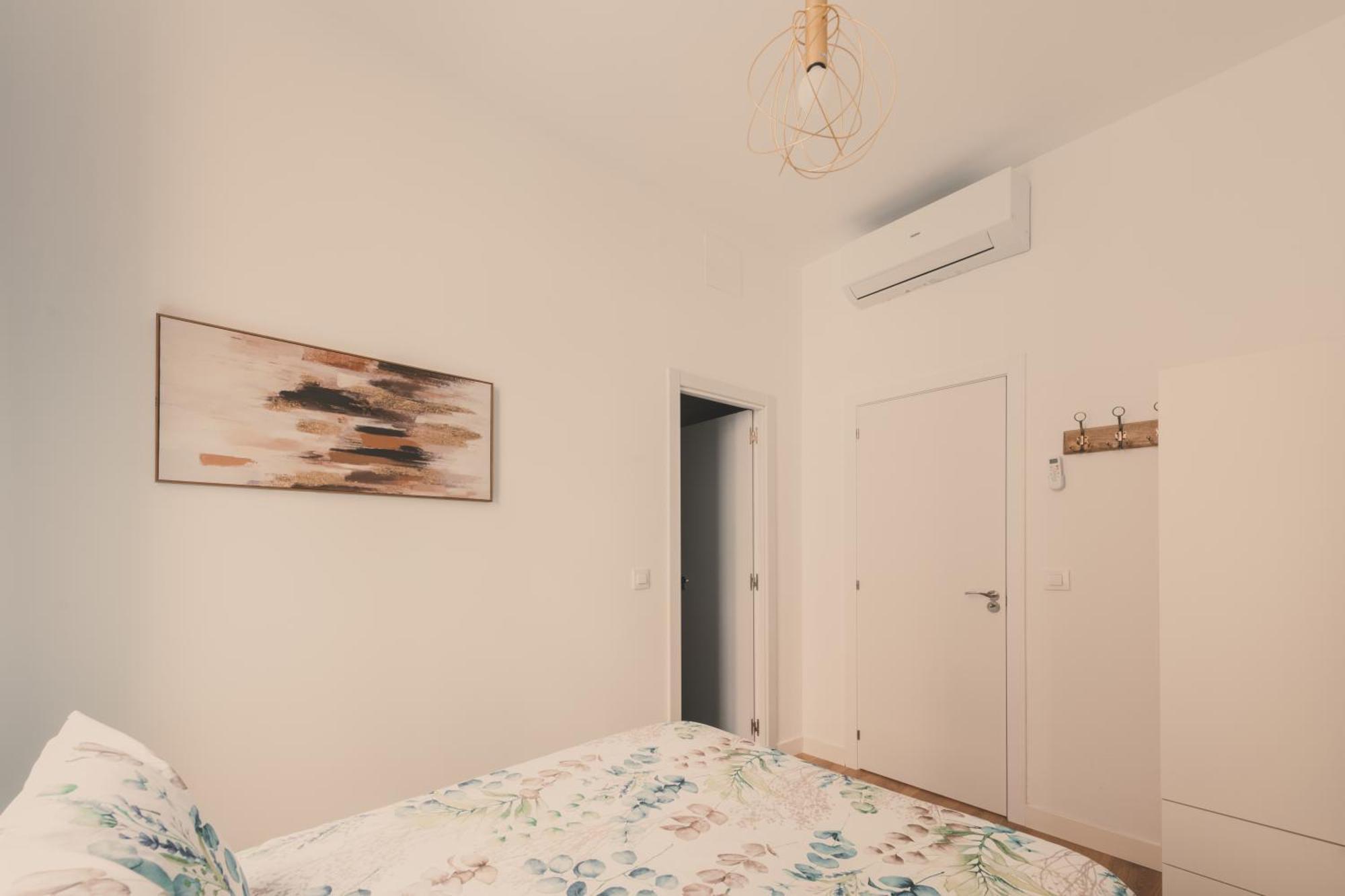 8 Rooms, 6 Bathrooms Over Gran Via Street *