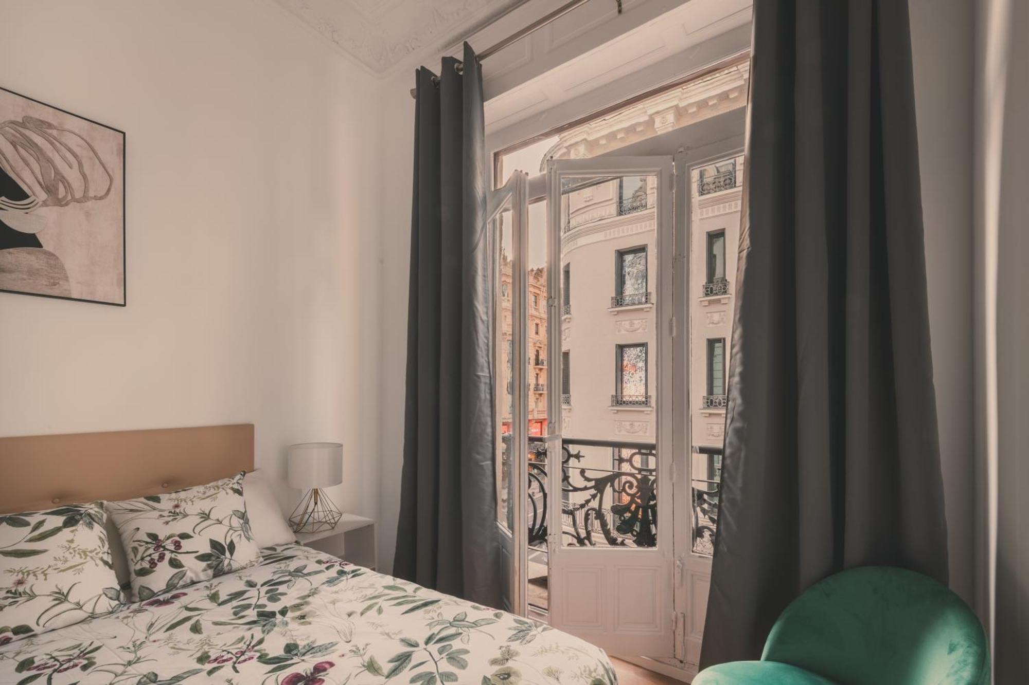 8 Rooms, 6 Bathrooms Over Gran Via Street Madrid