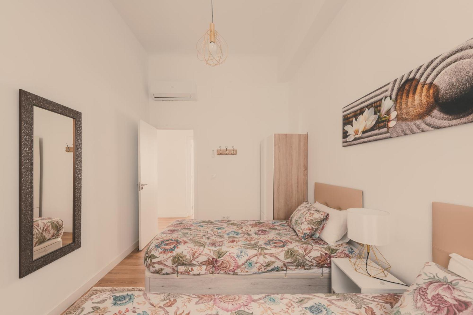 8 Rooms, 6 Bathrooms Over Gran Via Street Apartment