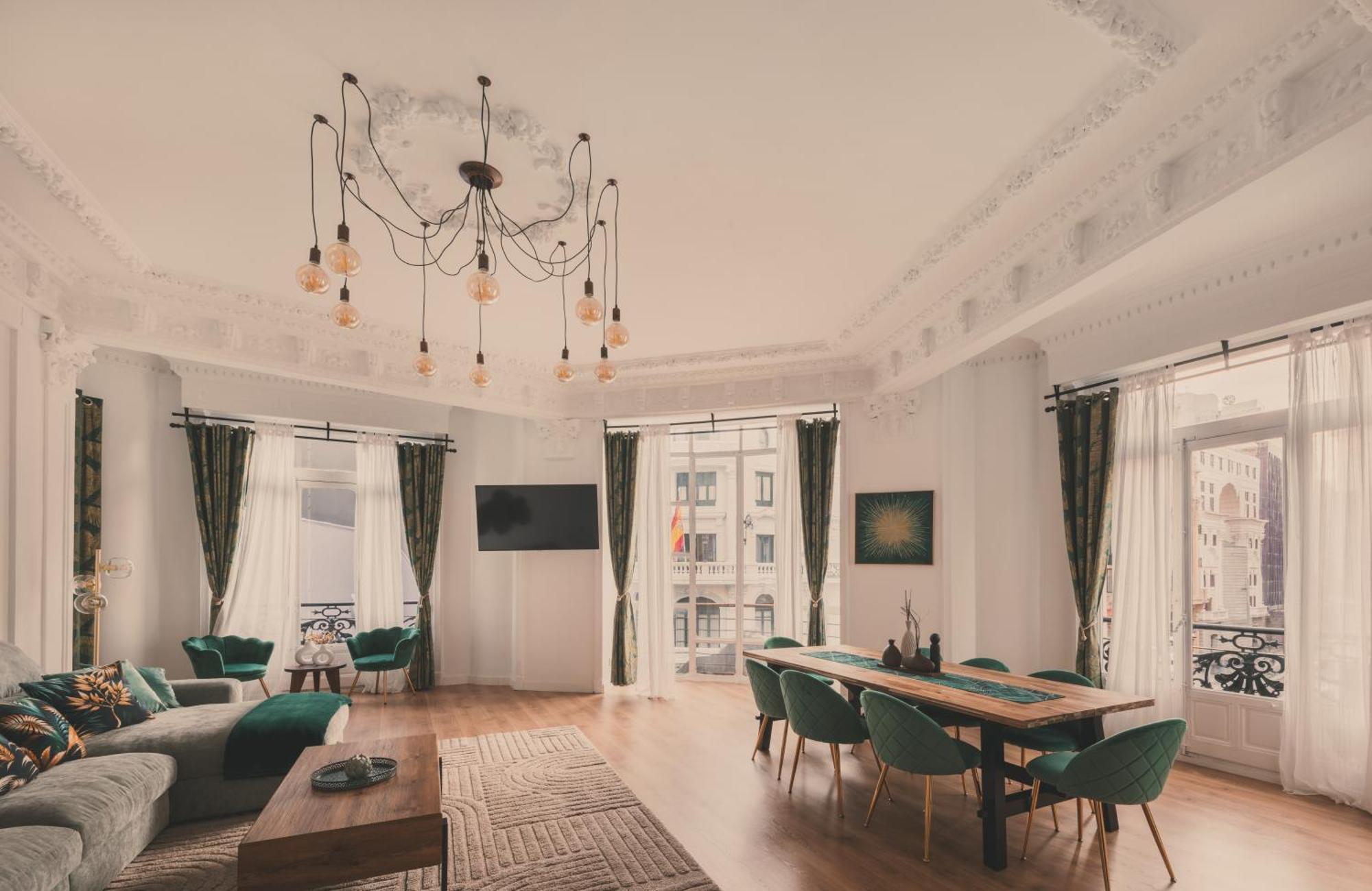 8 Rooms, 6 Bathrooms Over Gran Via Street Apartment *