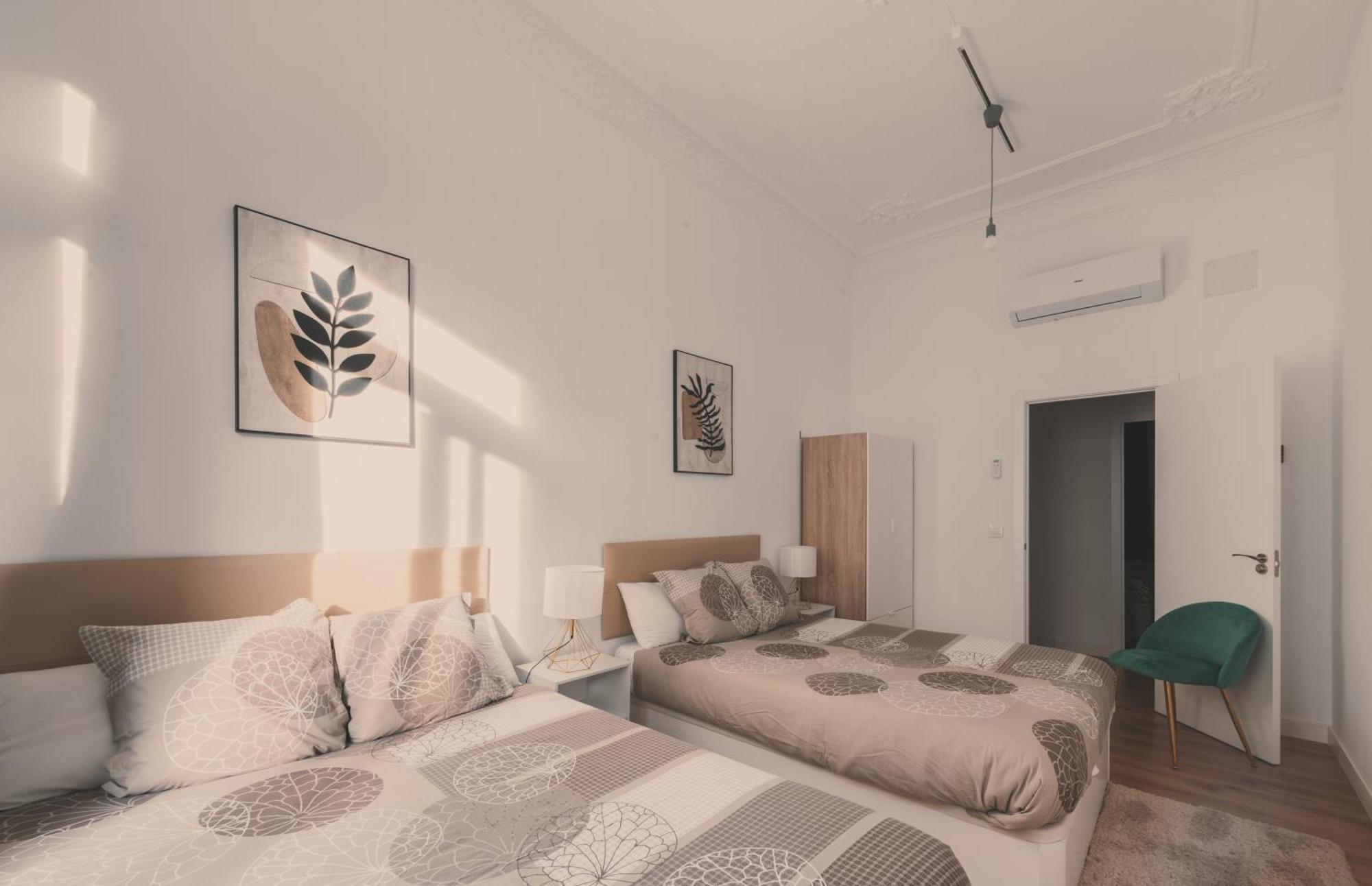 8 Rooms, 6 Bathrooms Over Gran Via Street Apartment Madrid