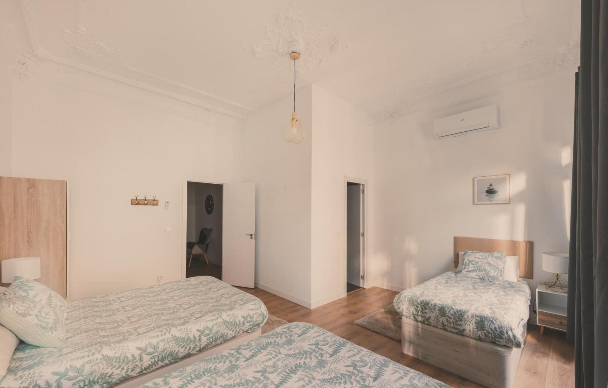Apartment 8 Rooms, 6 Bathrooms Over Gran Via Street Madrid