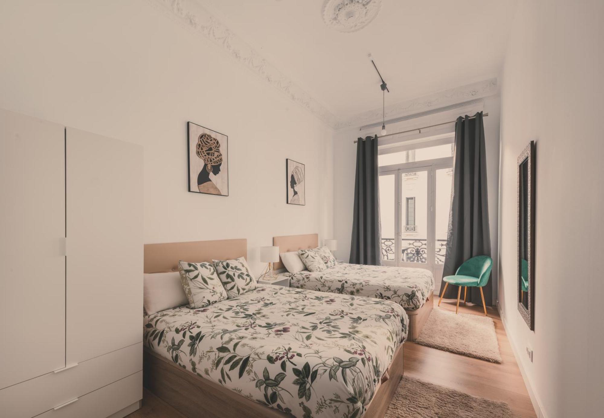 8 Rooms, 6 Bathrooms Over Gran Via Street Madrid