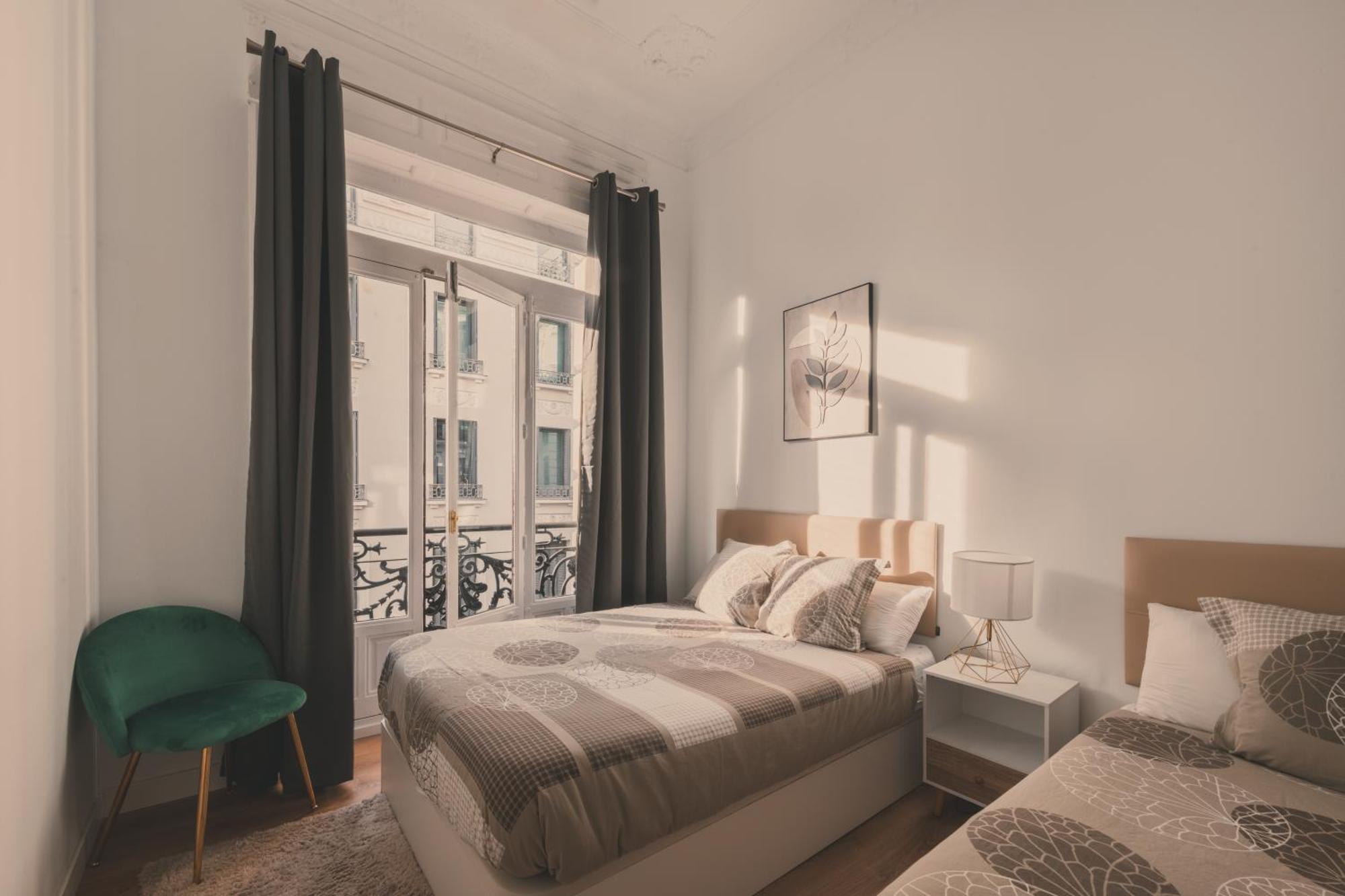 8 Rooms, 6 Bathrooms Over Gran Via Street * Madrid