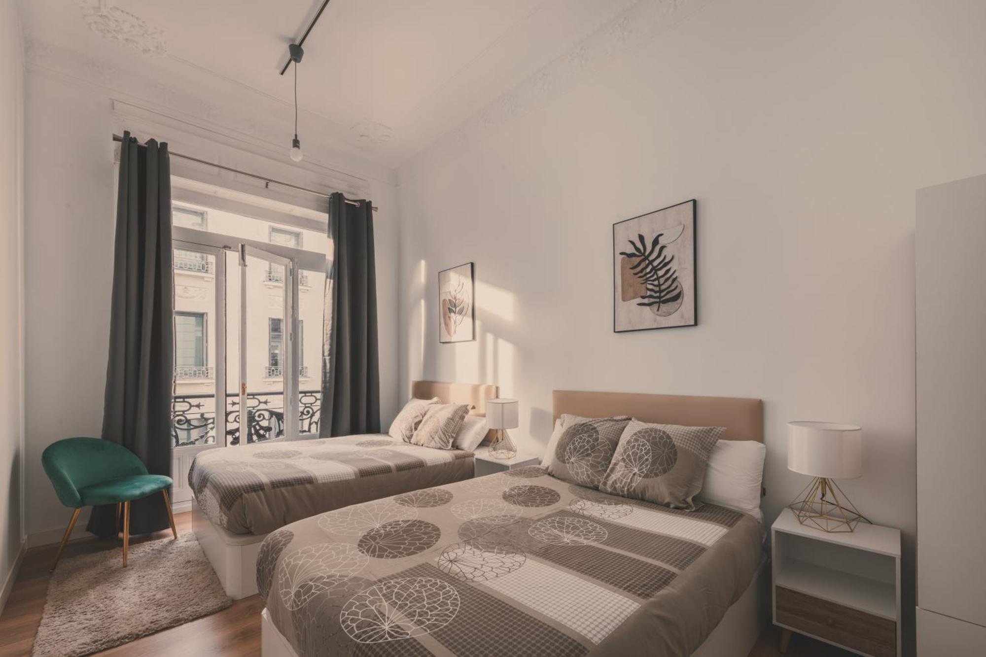 8 Rooms, 6 Bathrooms Over Gran Via Street