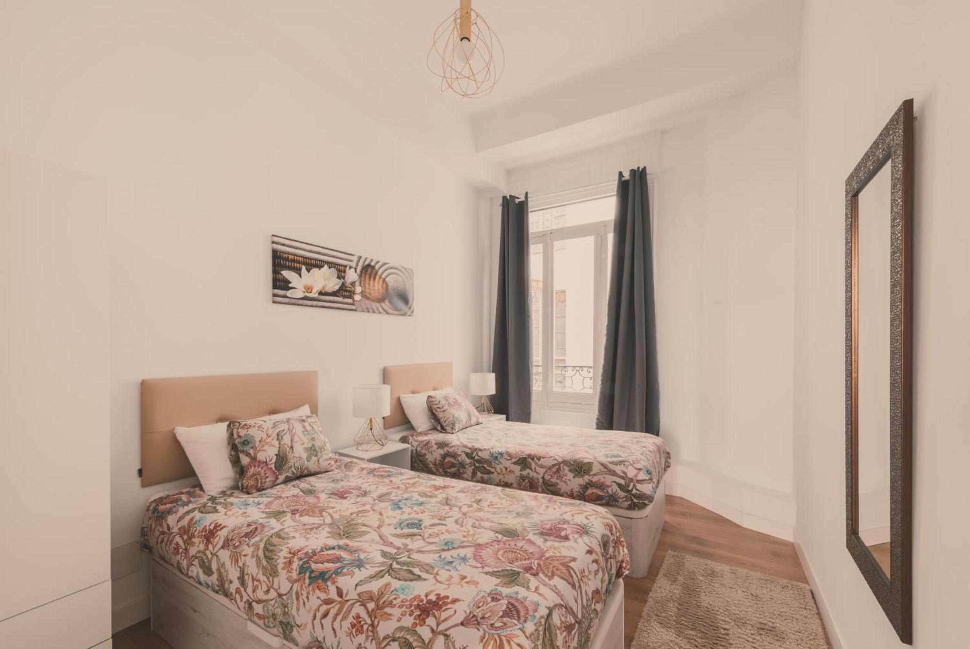 8 Rooms, 6 Bathrooms Over Gran Via Street Apartment
