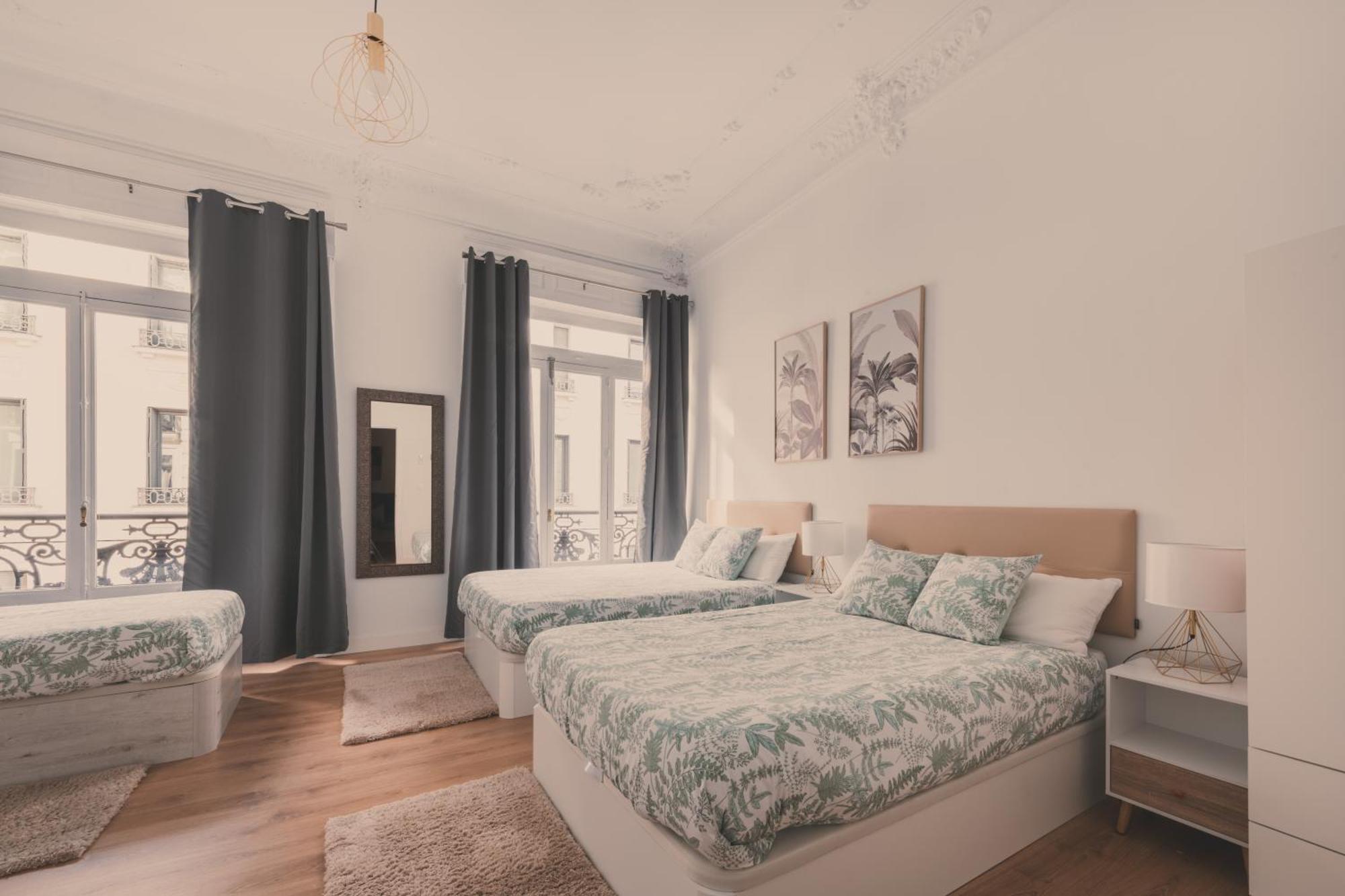 Apartment 8 Rooms, 6 Bathrooms Over Gran Via Street *