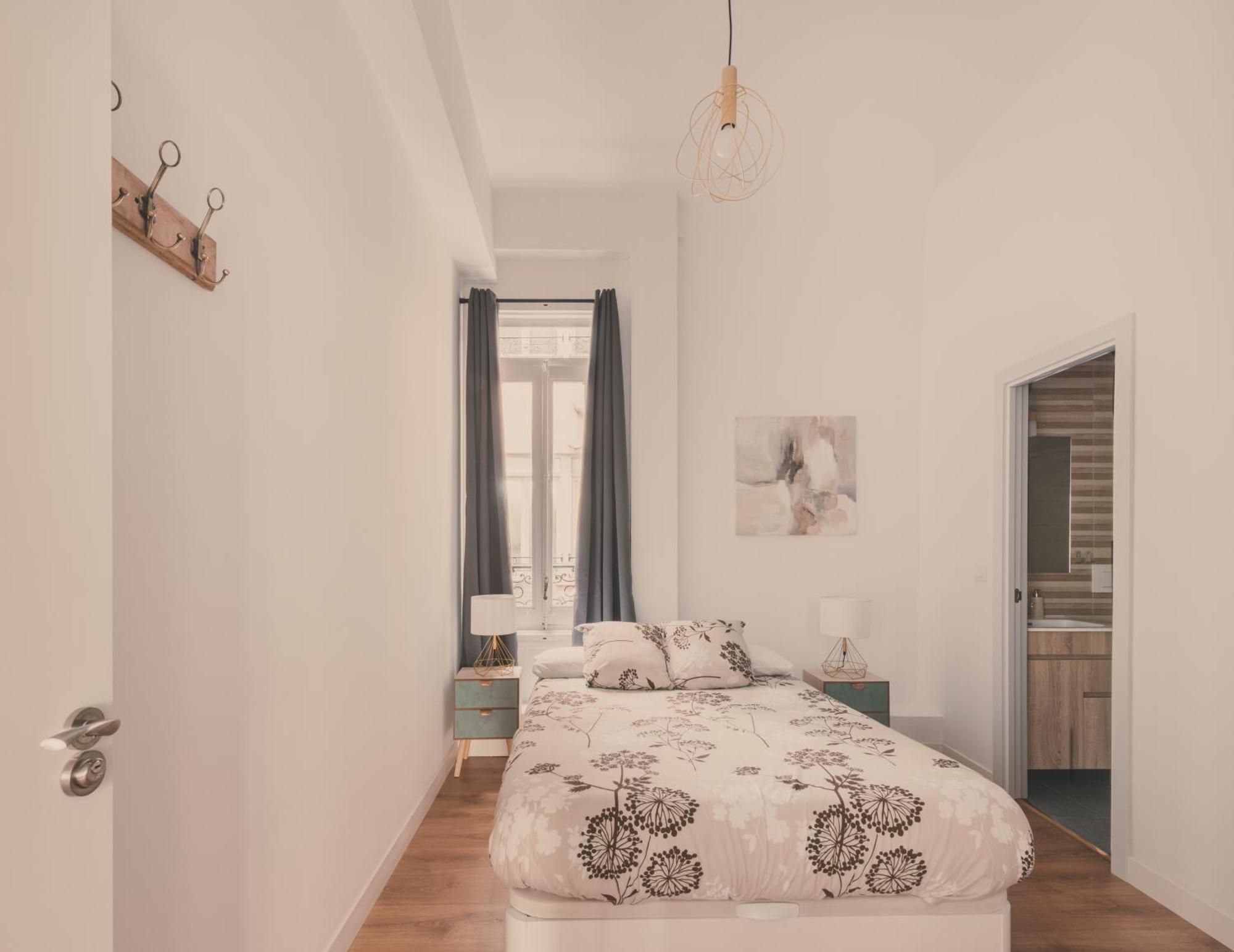 8 Rooms, 6 Bathrooms Over Gran Via Street Apartment Madrid