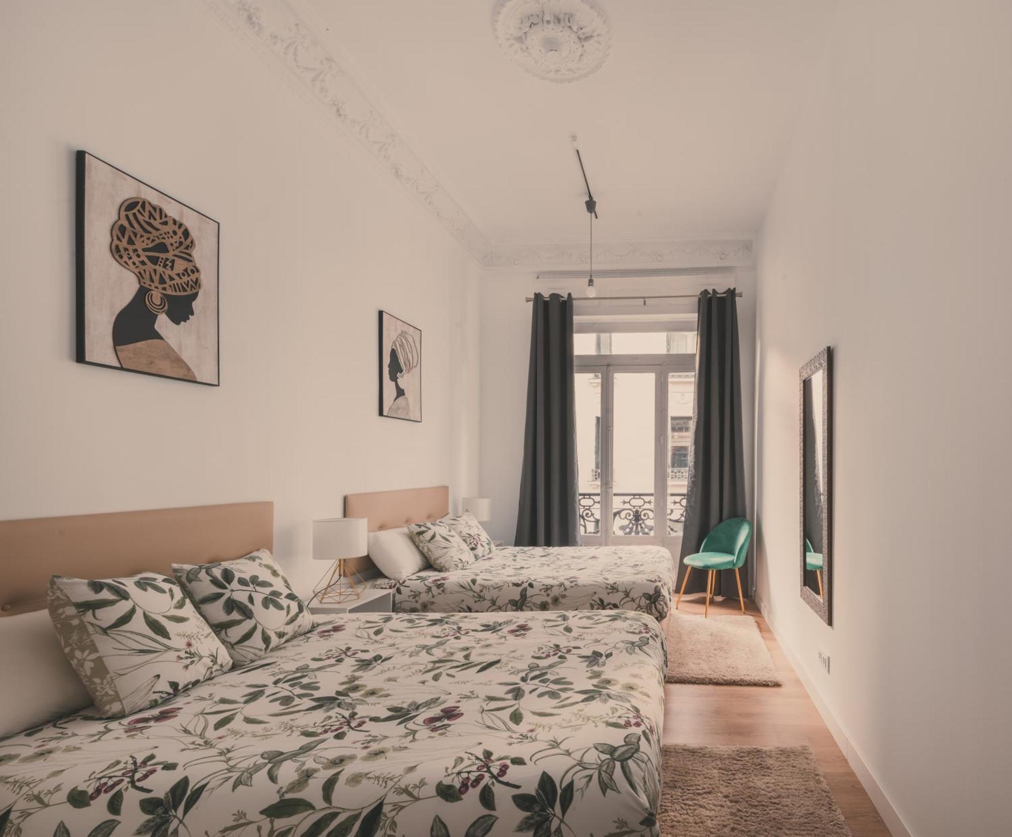 Apartment 8 Rooms, 6 Bathrooms Over Gran Via Street Madrid
