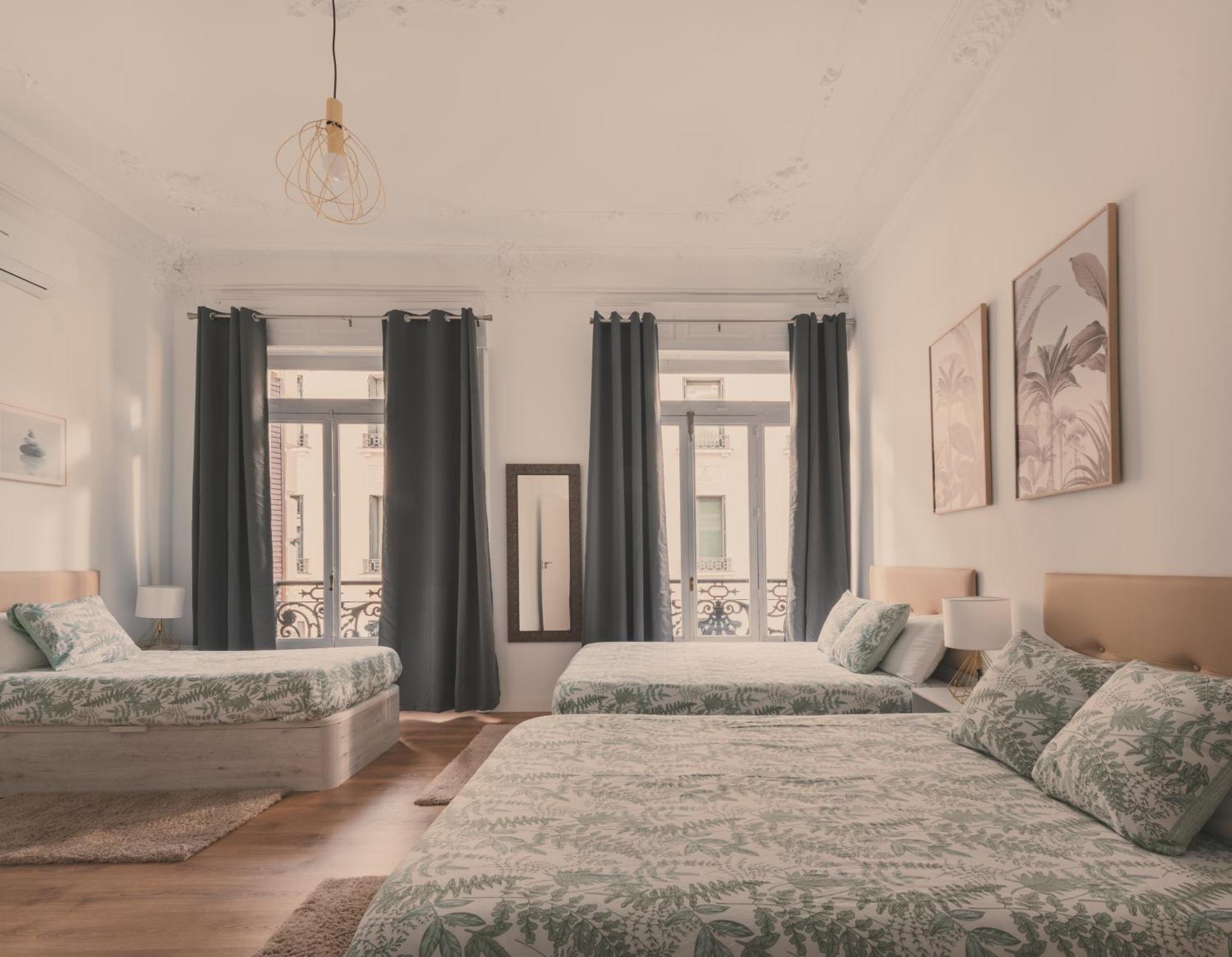 8 Rooms, 6 Bathrooms Over Gran Via Street *