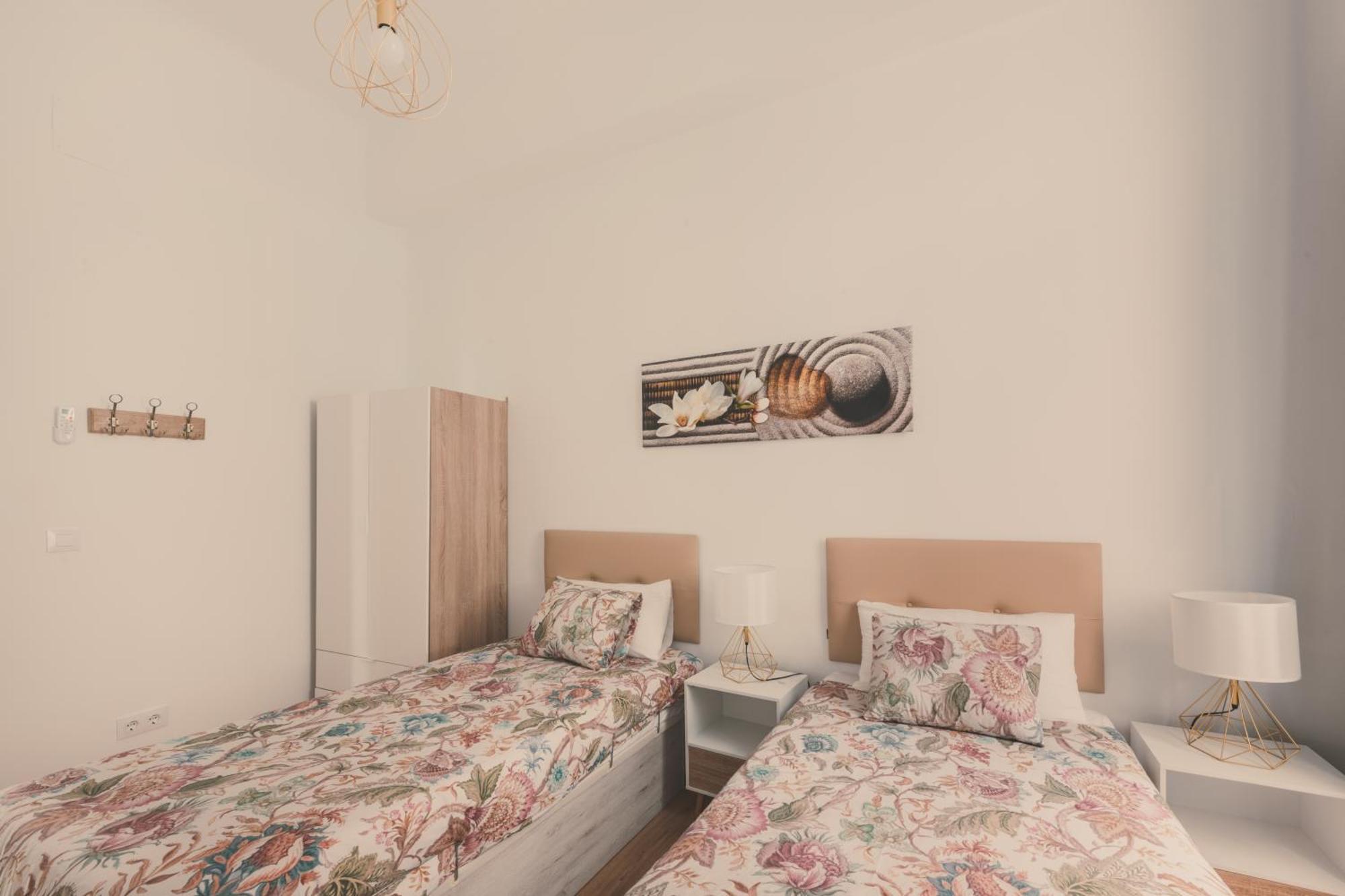 8 Rooms, 6 Bathrooms Over Gran Via Street * Madrid