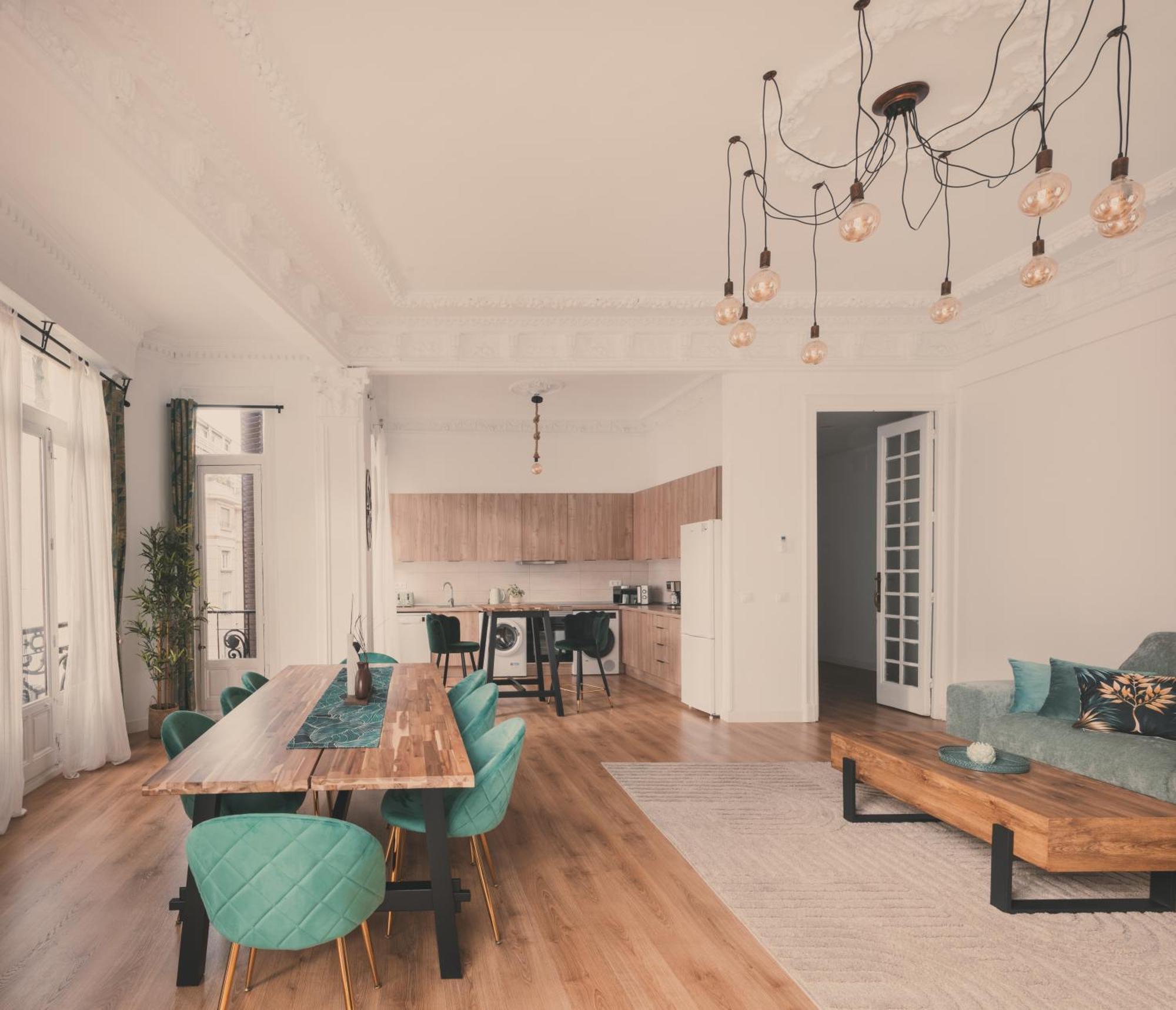 8 Rooms, 6 Bathrooms Over Gran Via Street