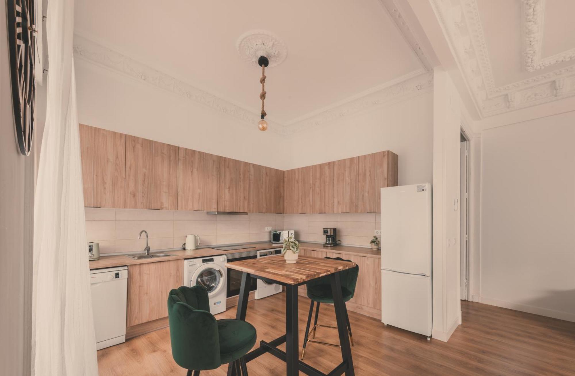 8 Rooms, 6 Bathrooms Over Gran Via Street Apartment *