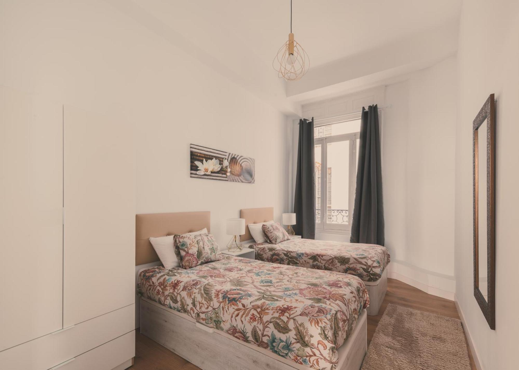 Apartment 8 Rooms, 6 Bathrooms Over Gran Via Street Madrid
