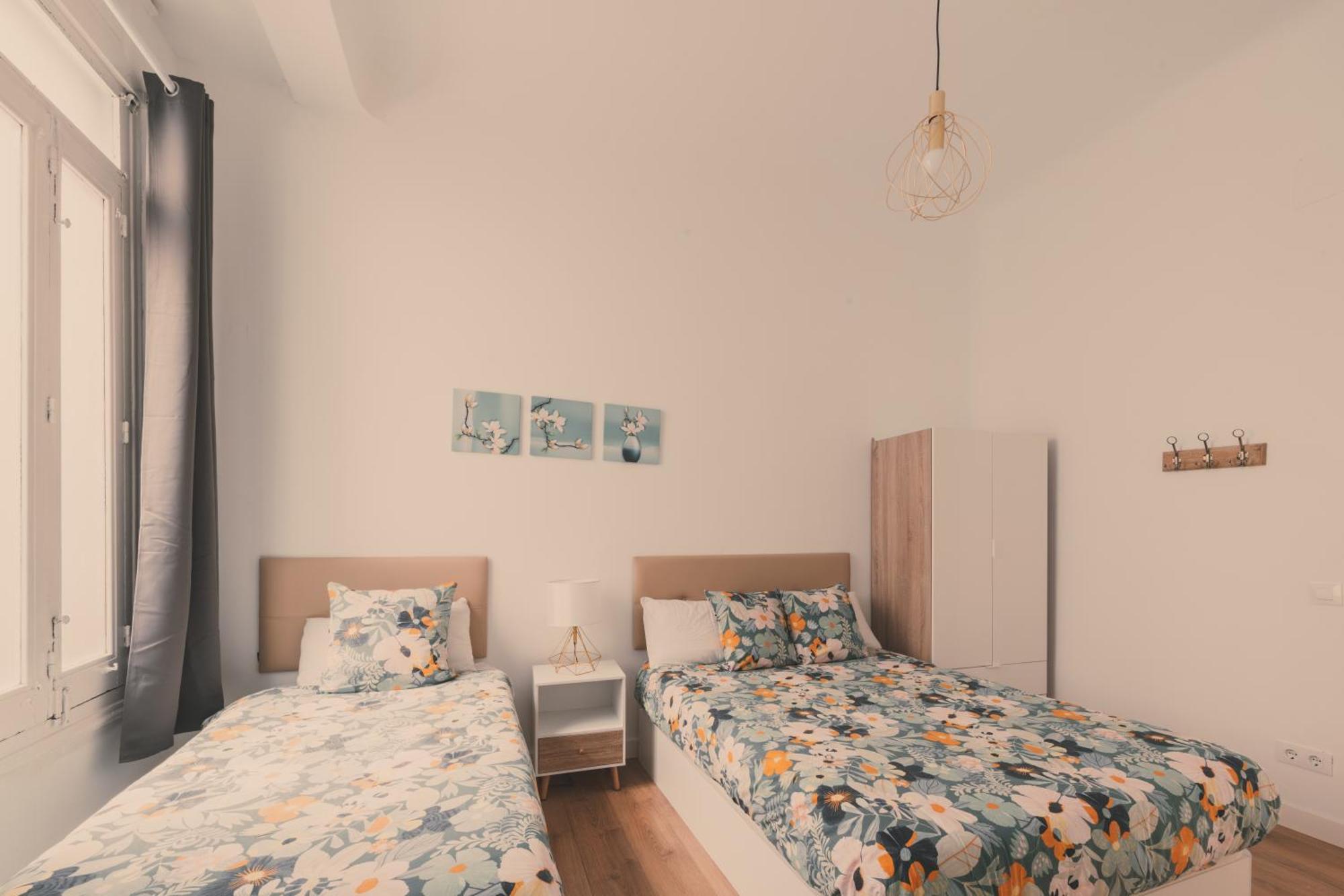 8 Rooms, 6 Bathrooms Over Gran Via Street * Madrid