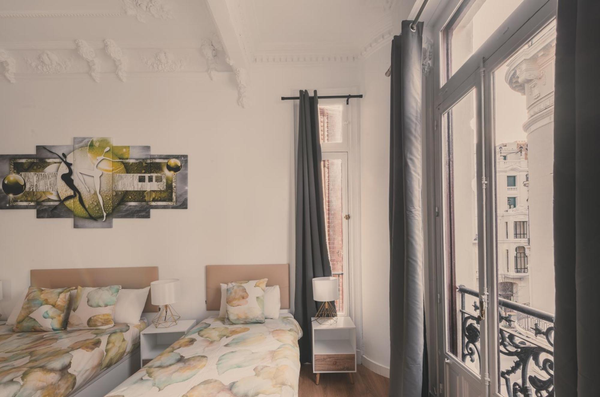 8 Rooms, 6 Bathrooms Over Gran Via Street
