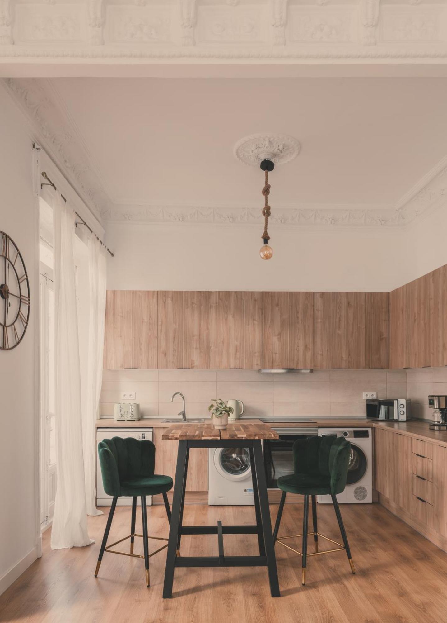8 Rooms, 6 Bathrooms Over Gran Via Street Apartment