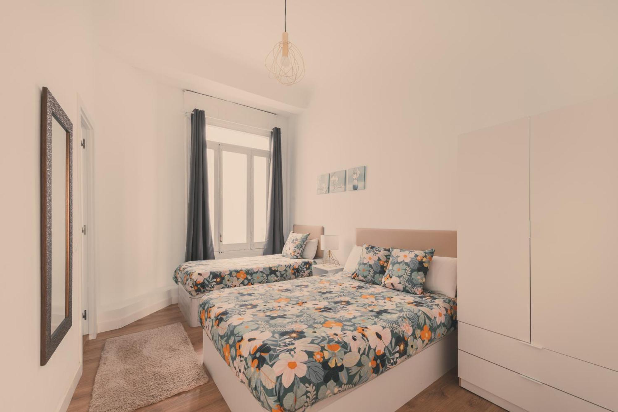 Apartment 8 Rooms, 6 Bathrooms Over Gran Via Street *