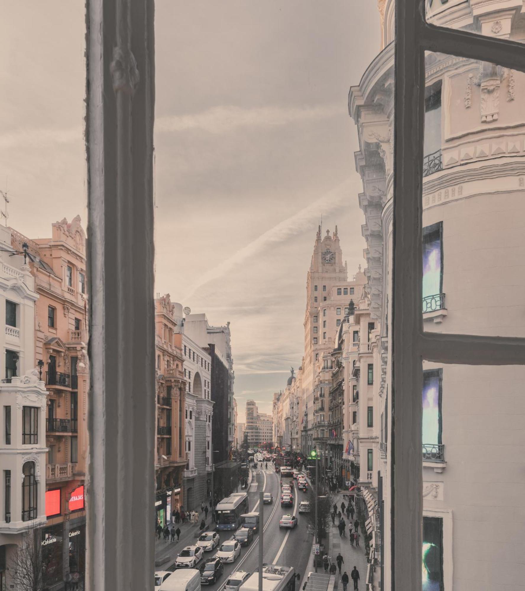 8 Rooms, 6 Bathrooms Over Gran Via Street *