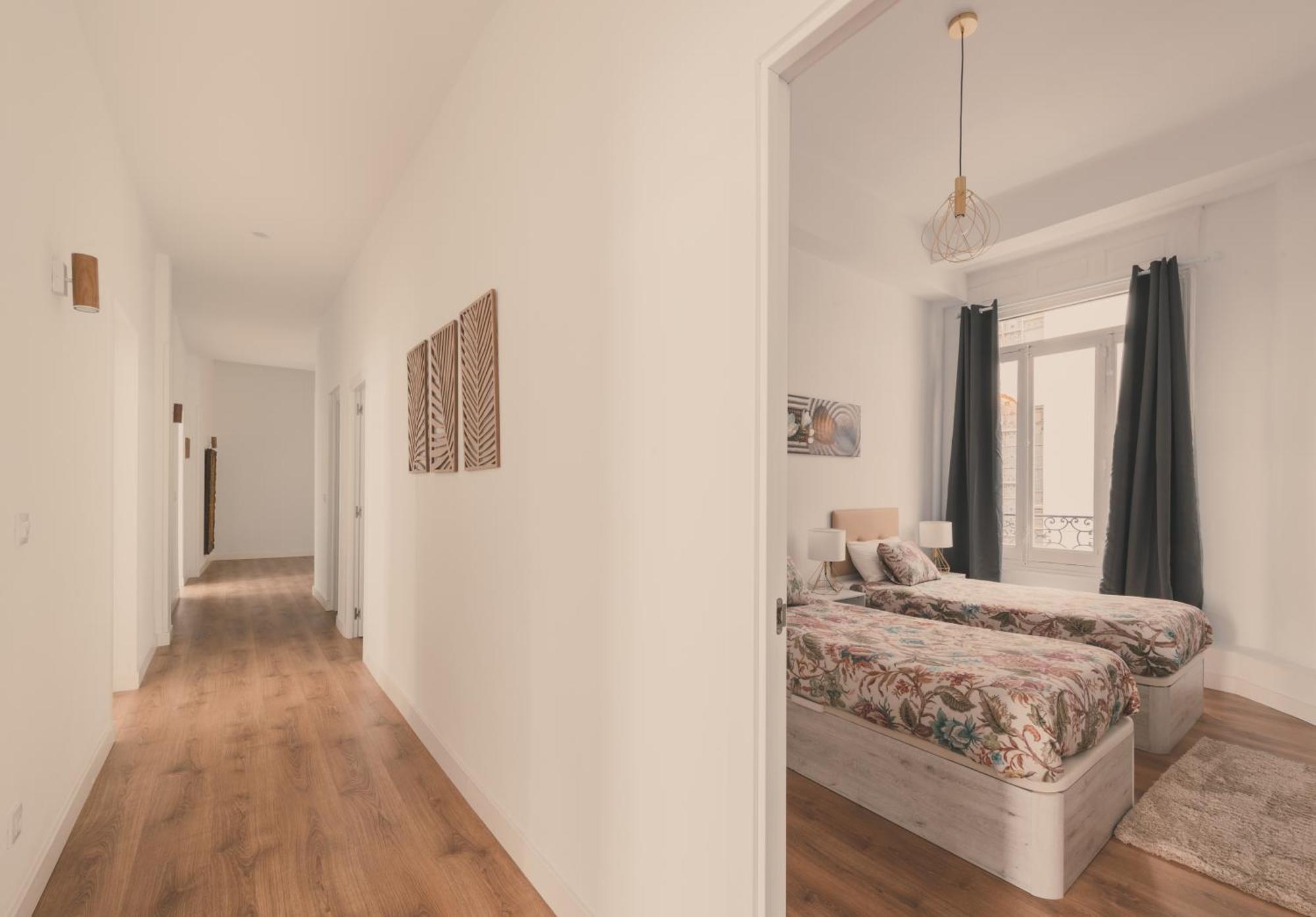 8 Rooms, 6 Bathrooms Over Gran Via Street * Madrid