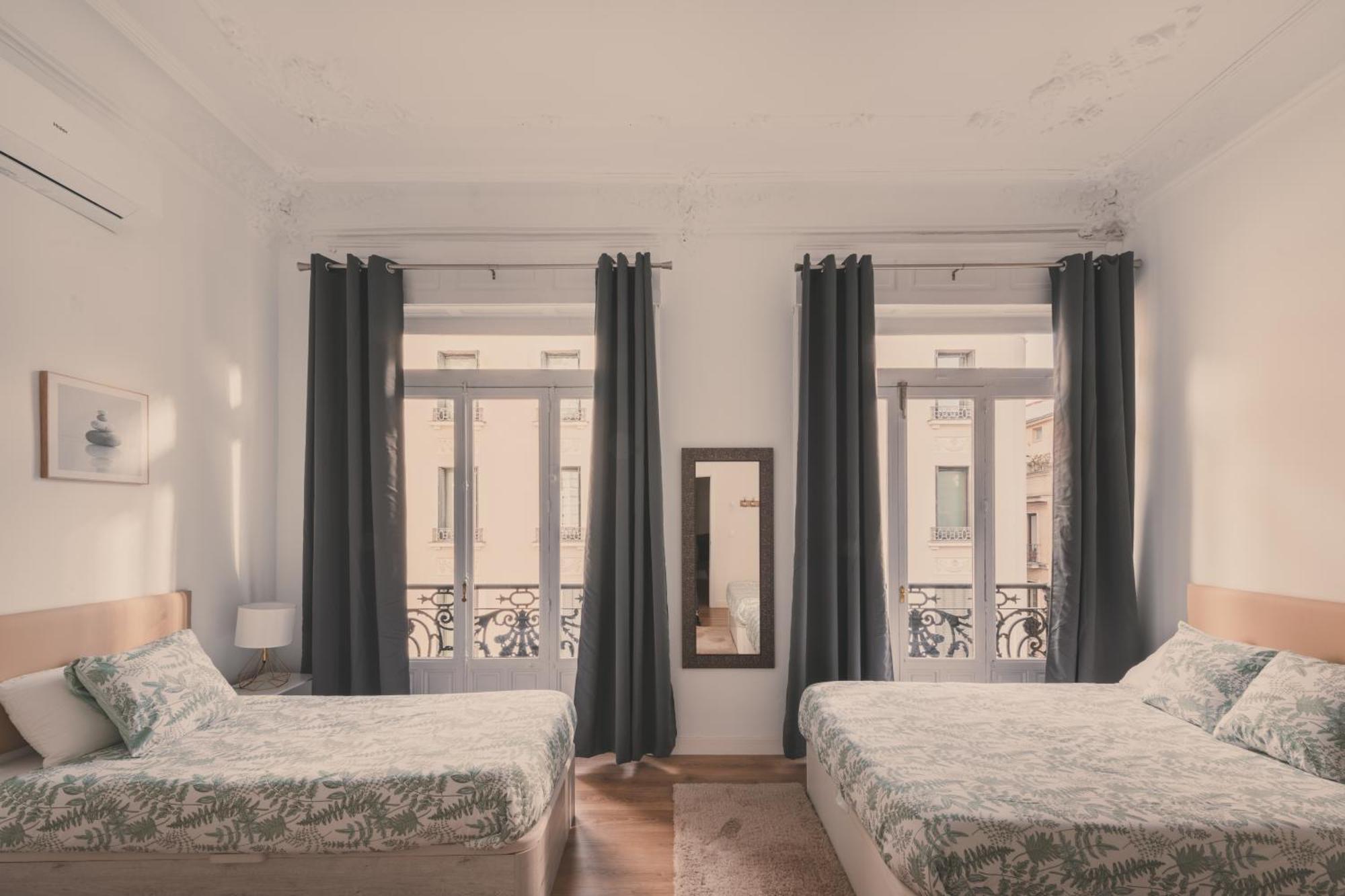 Apartment 8 Rooms, 6 Bathrooms Over Gran Via Street Madrid