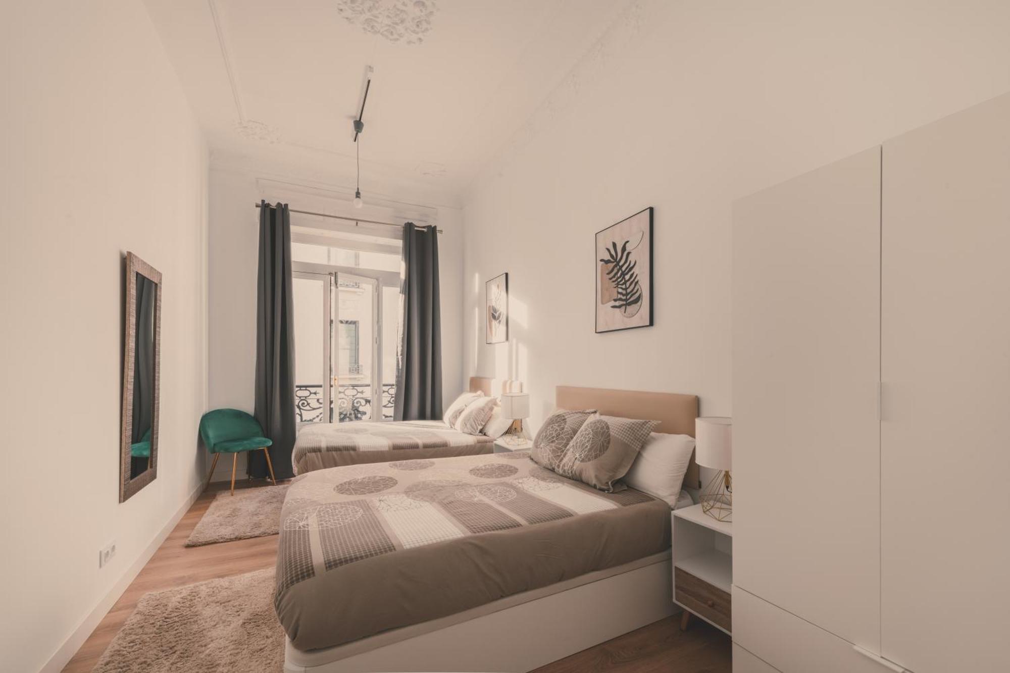 8 Rooms, 6 Bathrooms Over Gran Via Street Madrid