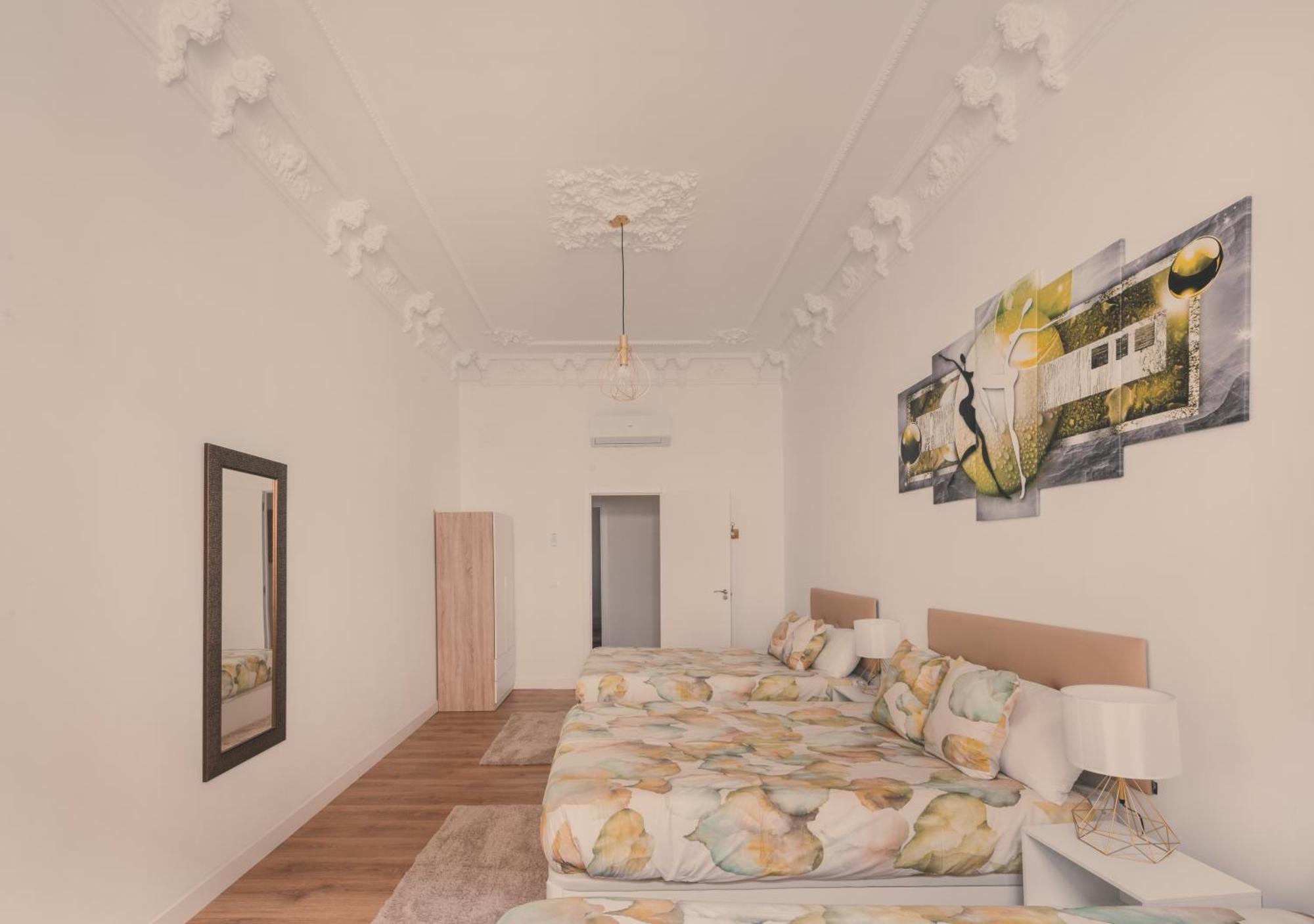 8 Rooms, 6 Bathrooms Over Gran Via Street * Madrid