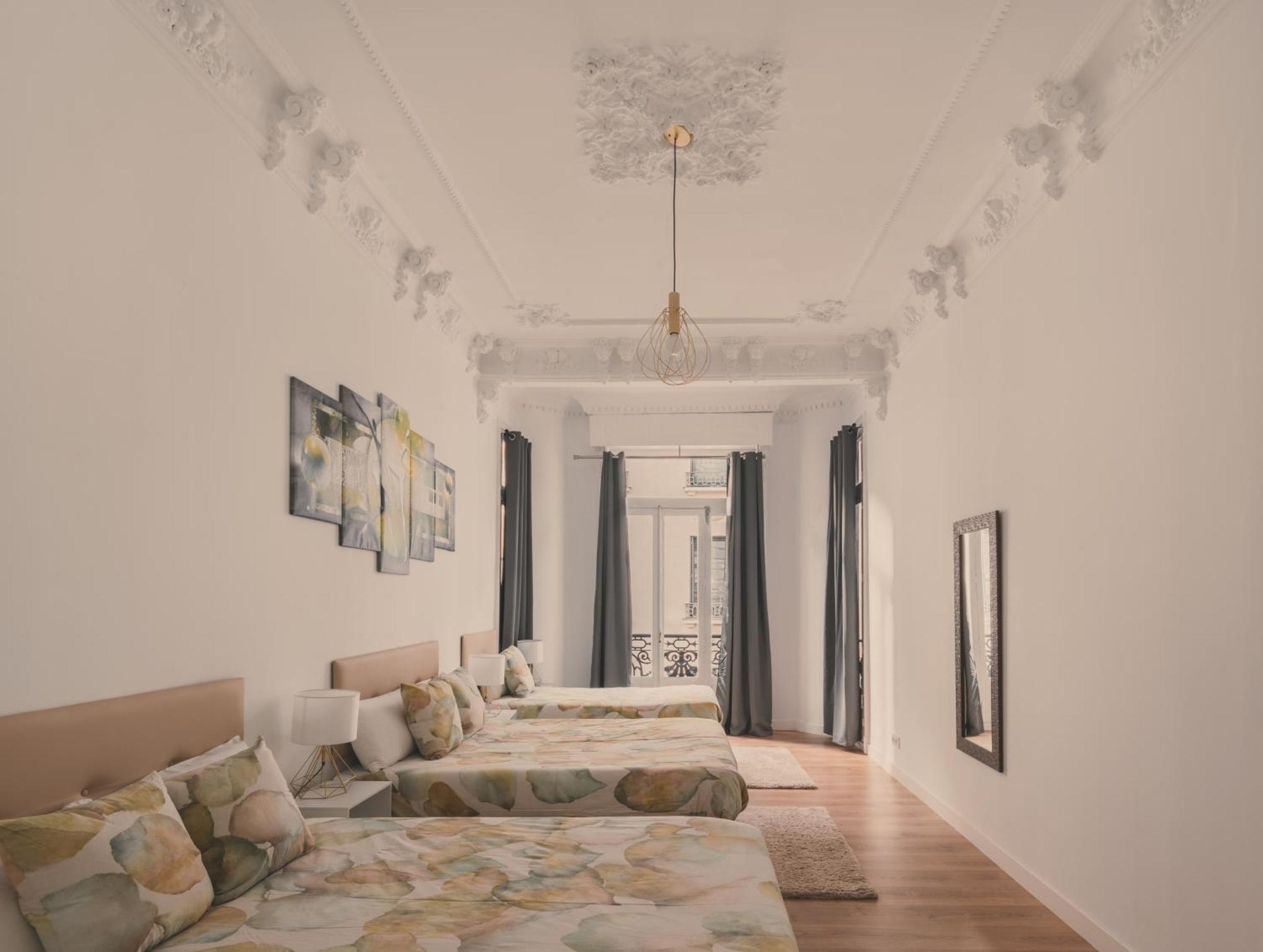 8 Rooms, 6 Bathrooms Over Gran Via Street Apartment