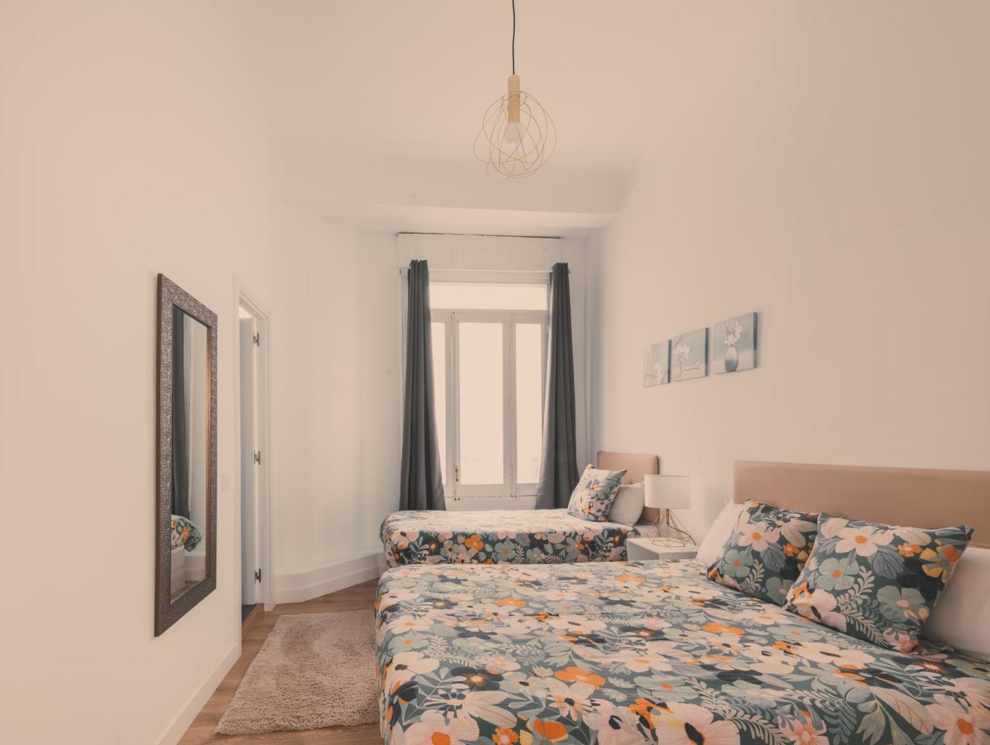 8 Rooms, 6 Bathrooms Over Gran Via Street *