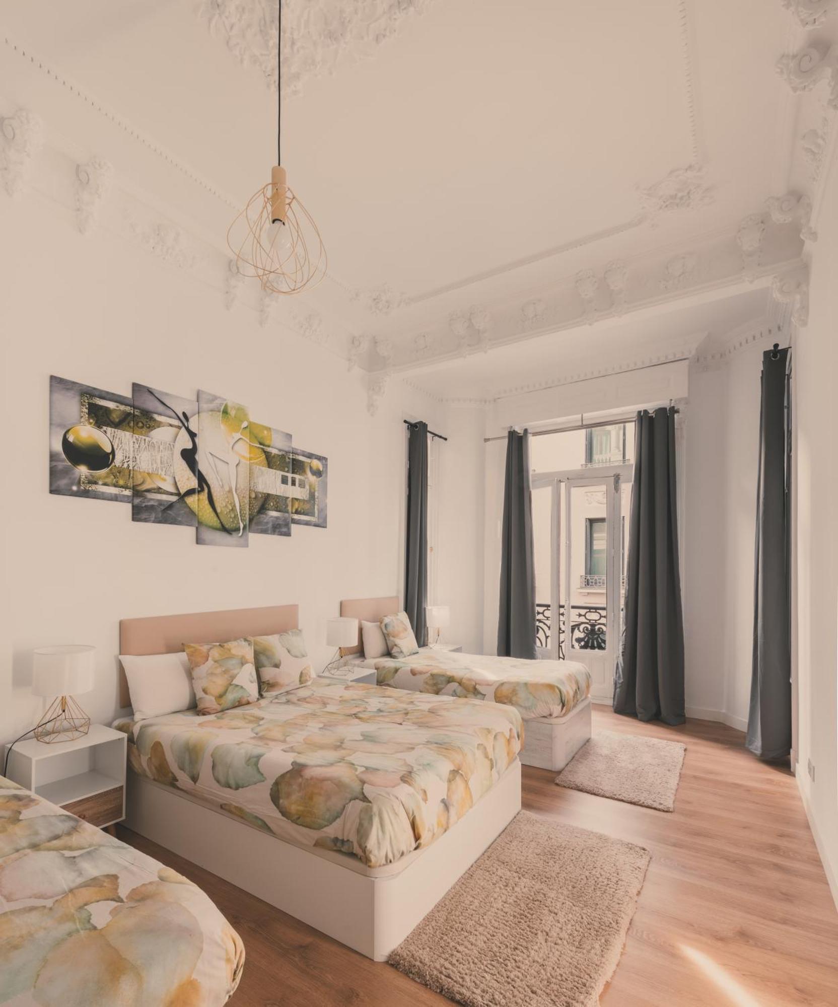 8 Rooms, 6 Bathrooms Over Gran Via Street Madrid