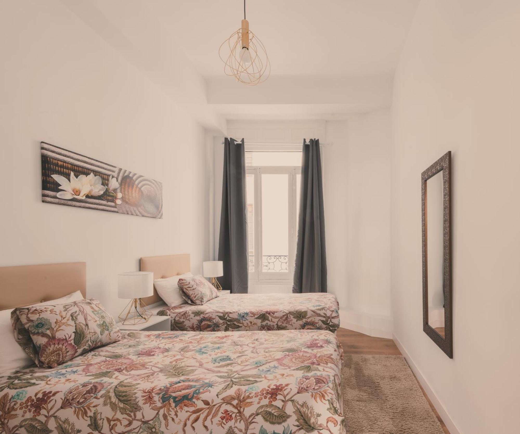 8 Rooms, 6 Bathrooms Over Gran Via Street Apartment