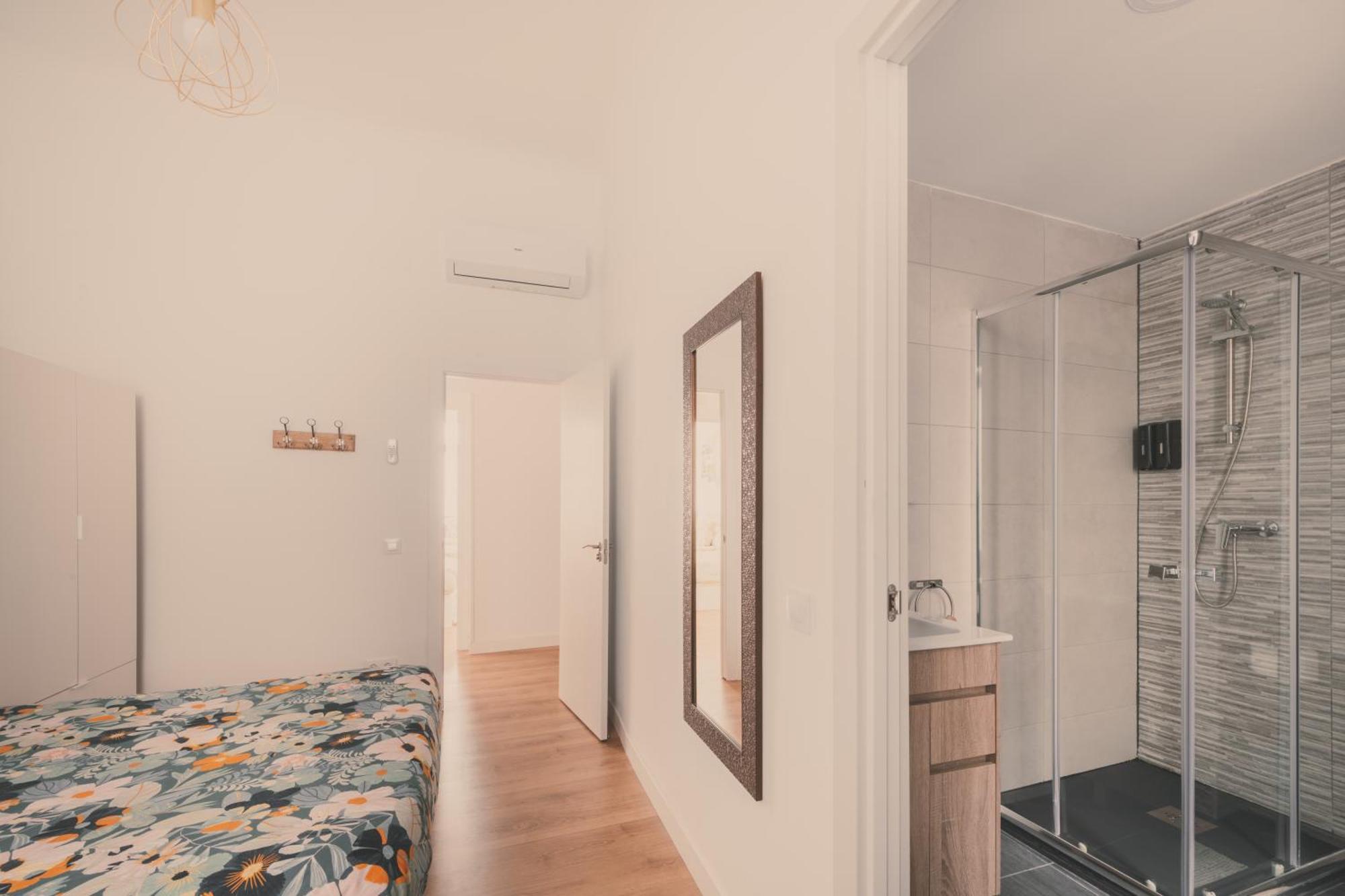 Apartment 8 Rooms, 6 Bathrooms Over Gran Via Street *