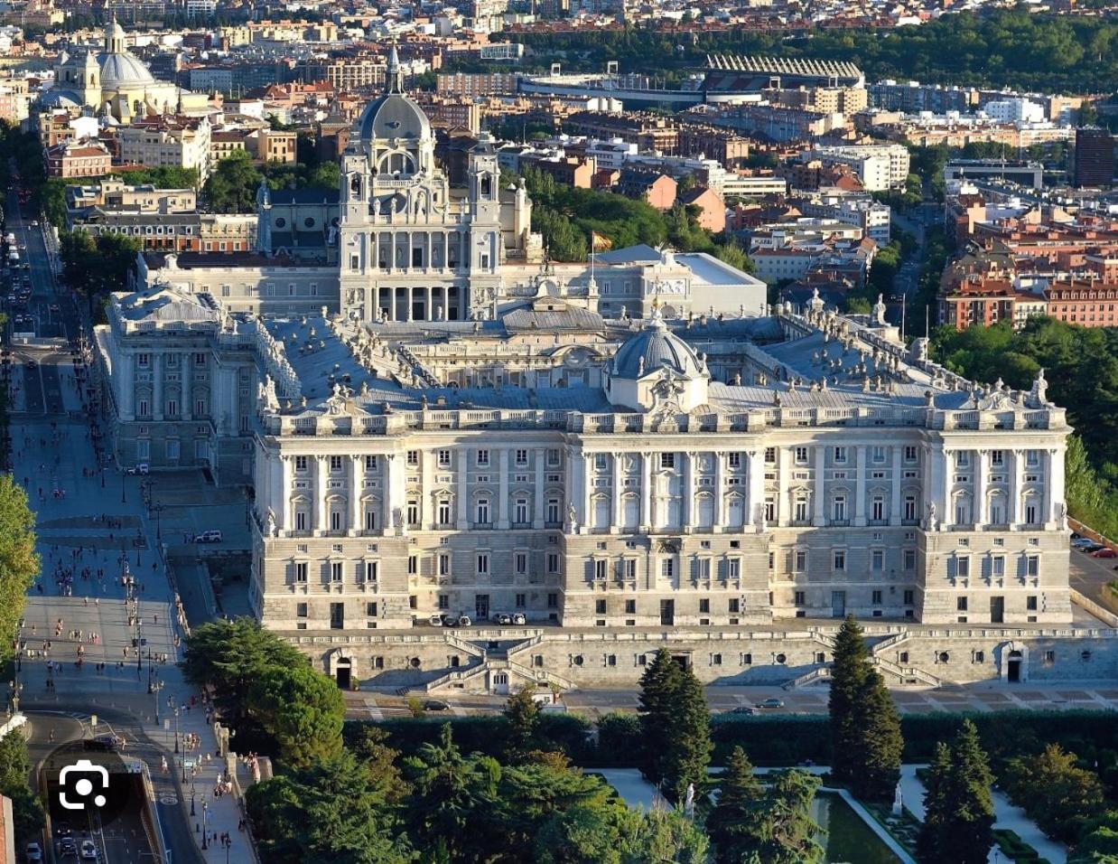 Encanto Y Elegancia En El Corazon De | By Airnest Madrid