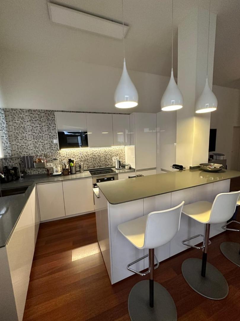 Encanto Y Elegancia En El Corazon De | By Airnest *
