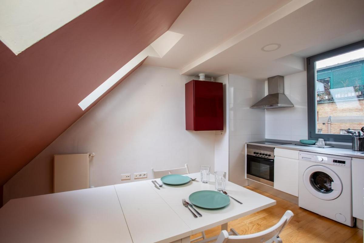 Cozy Modern In Apartment Madrid