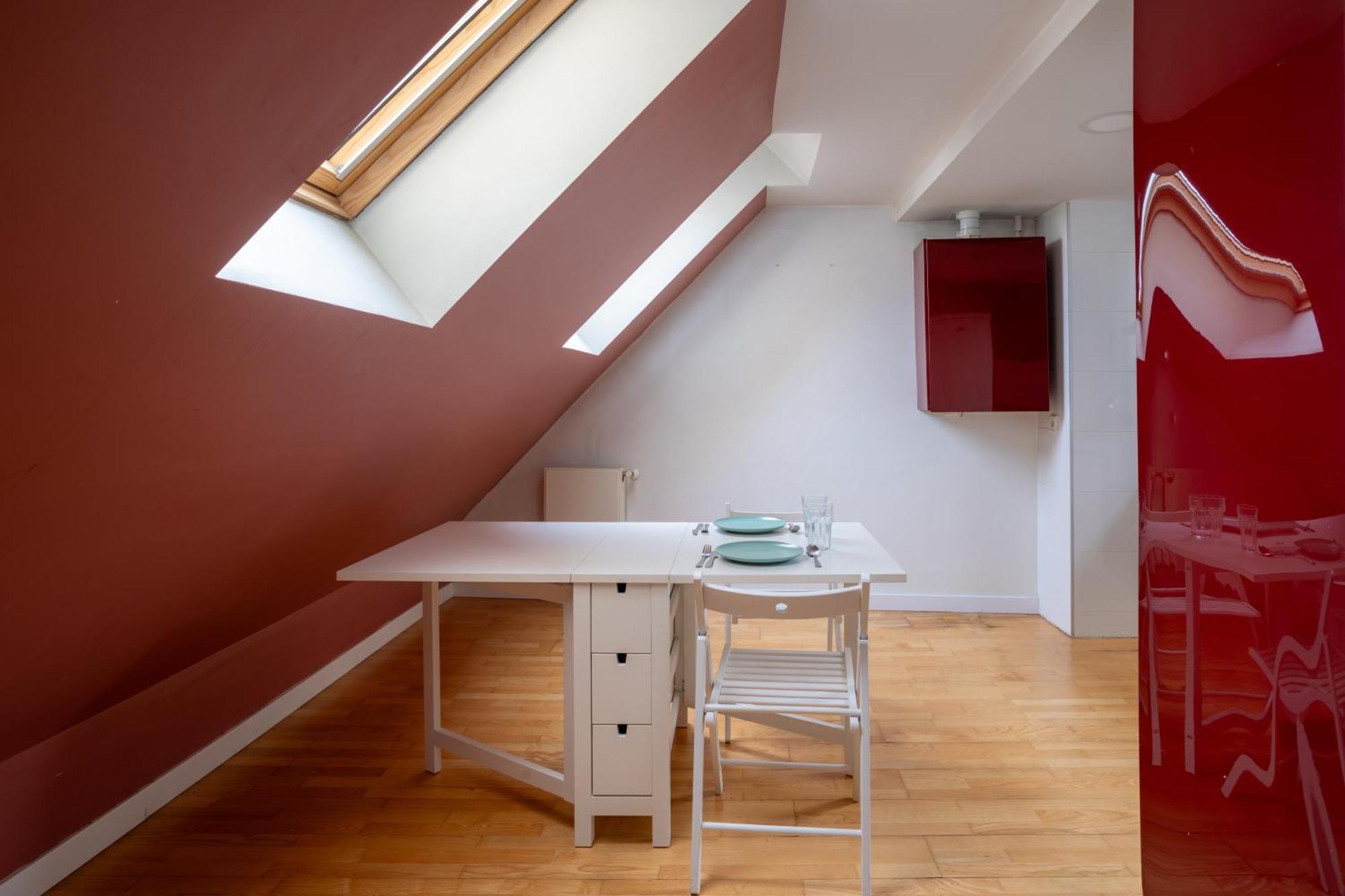 Cozy Modern In Apartment *