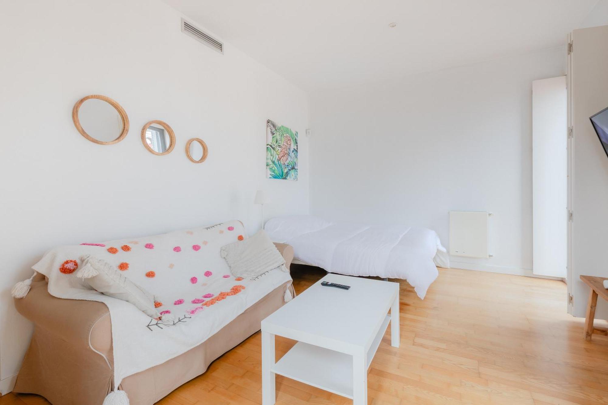 Apartment Cozy Modern In Madrid