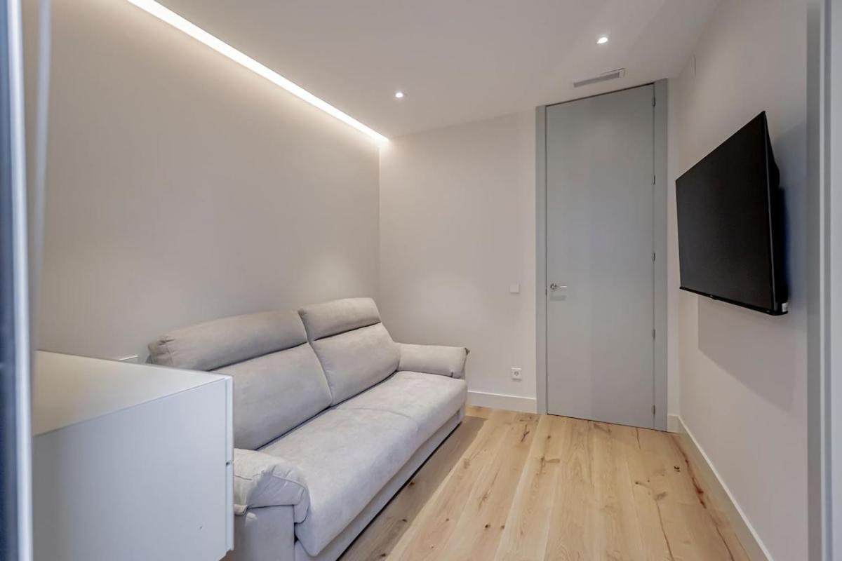 Stylish 5br Flat With Terrace *