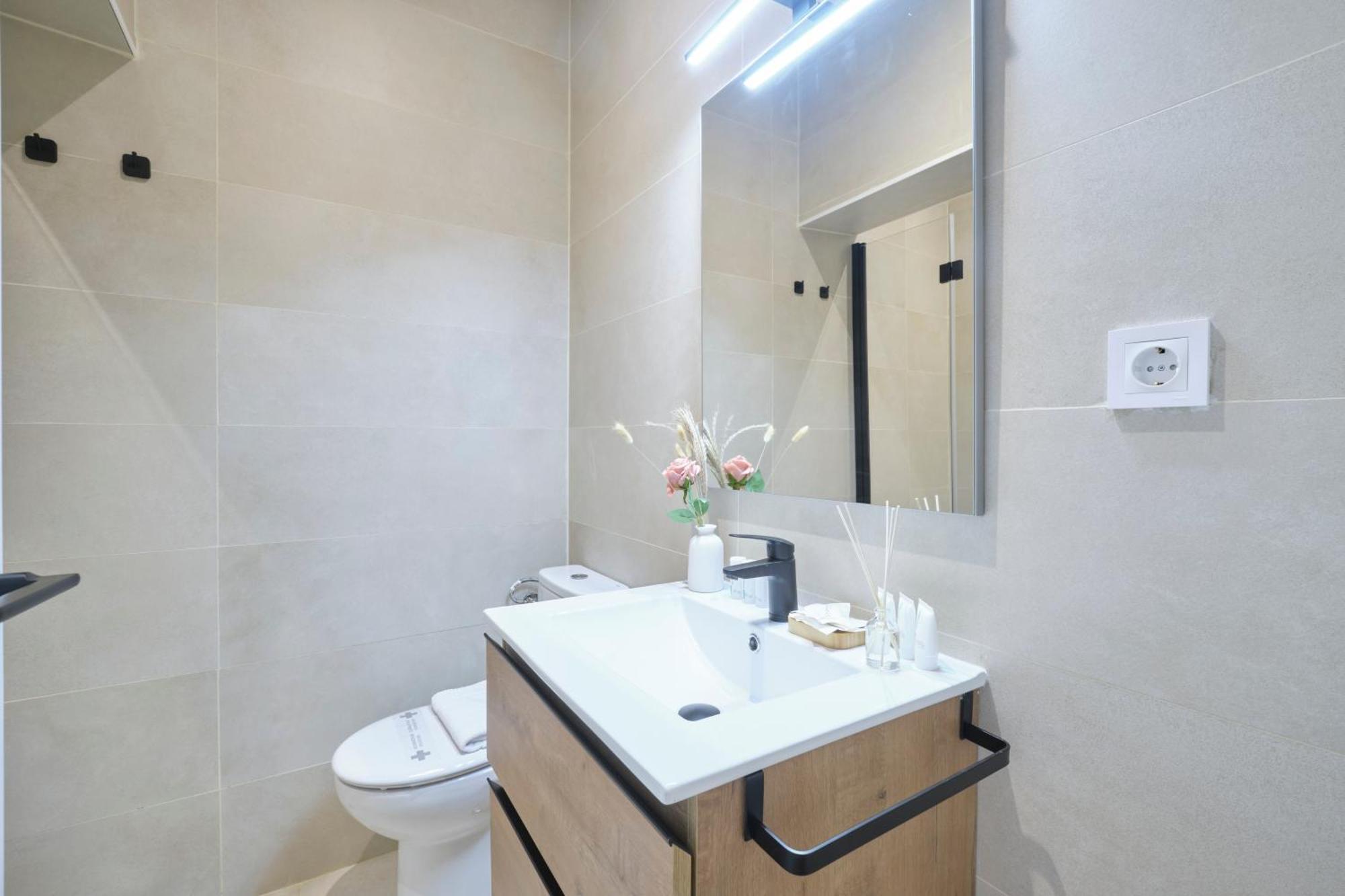 Lovely - Completo En Excelente Ubicacion En Apartamento Madrid