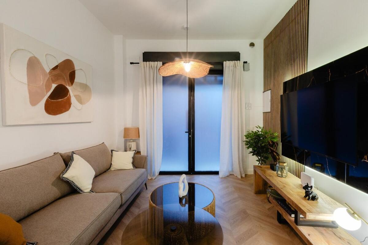 Luxury Apartment *