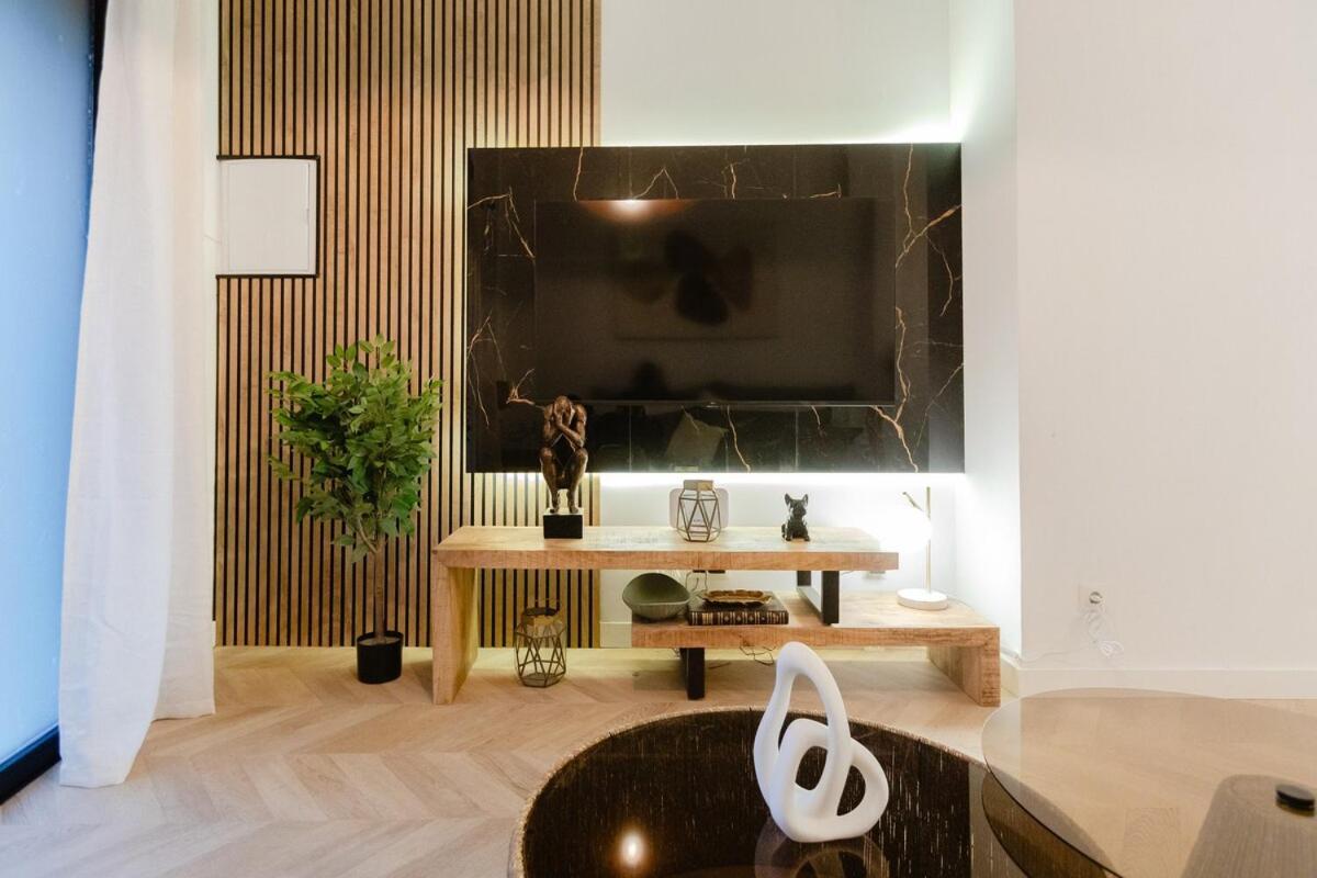 Luxury Apartment *
