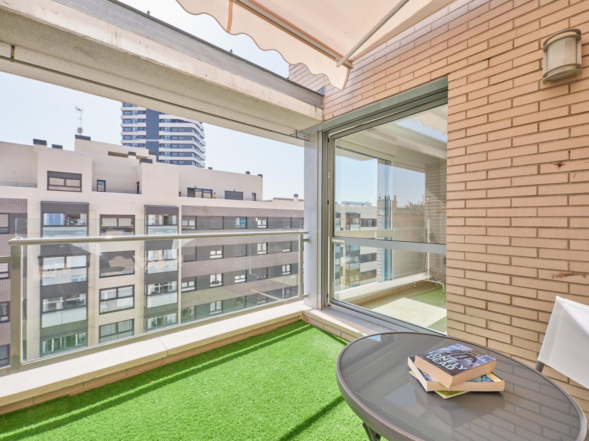 My - Con Terraza Y Piscina Comunitaria En Legazpi Madrid