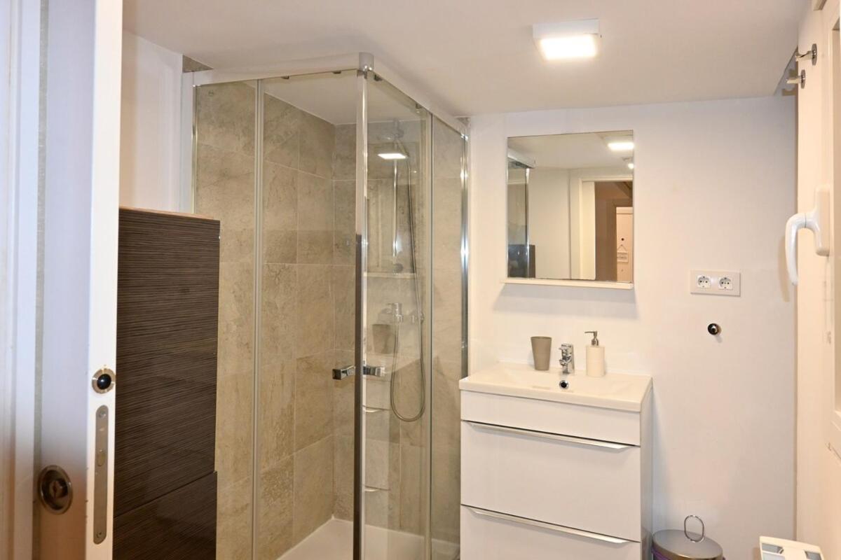 Modern, Temporary, And Practical In Chamberi Var12 *