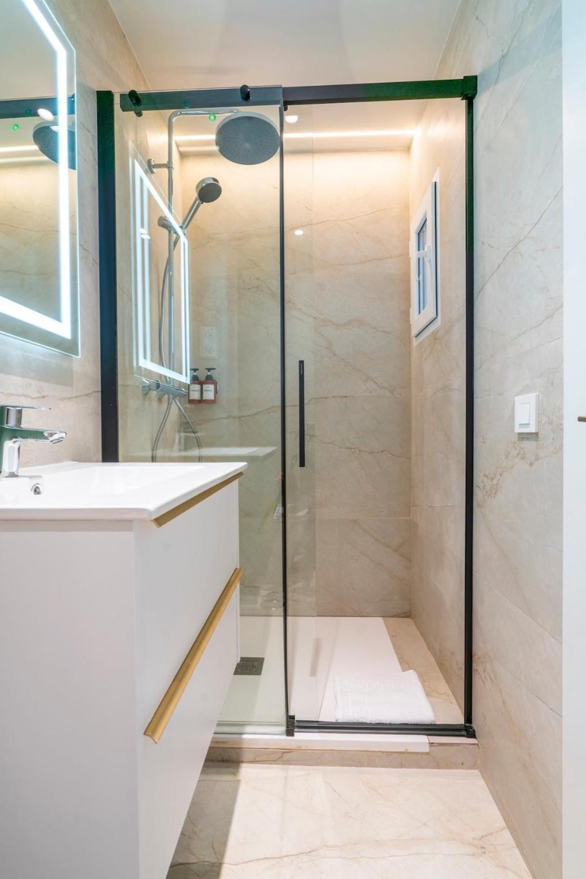 F132 Brand New Design - Feria Apartment