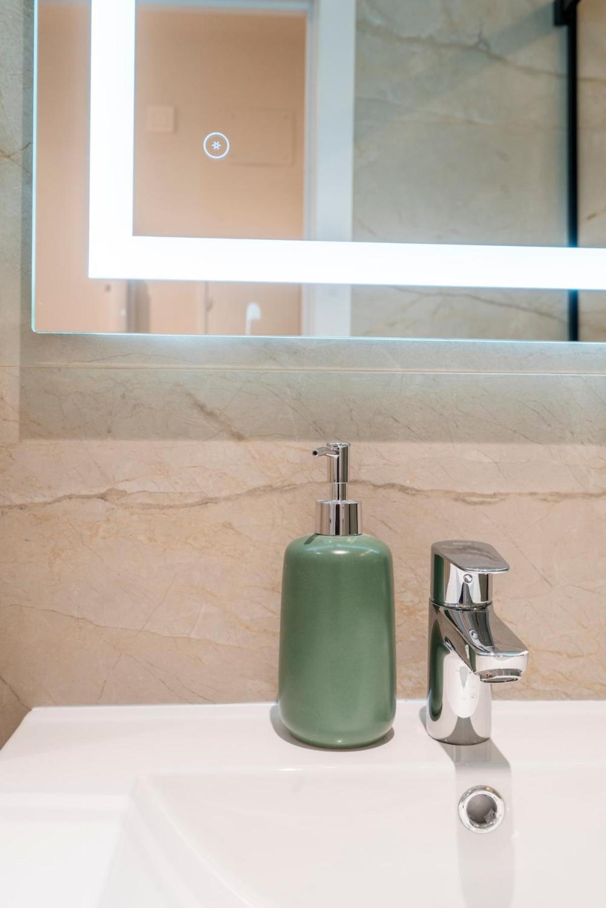 F132 Brand New Design - Feria Apartment Madrid