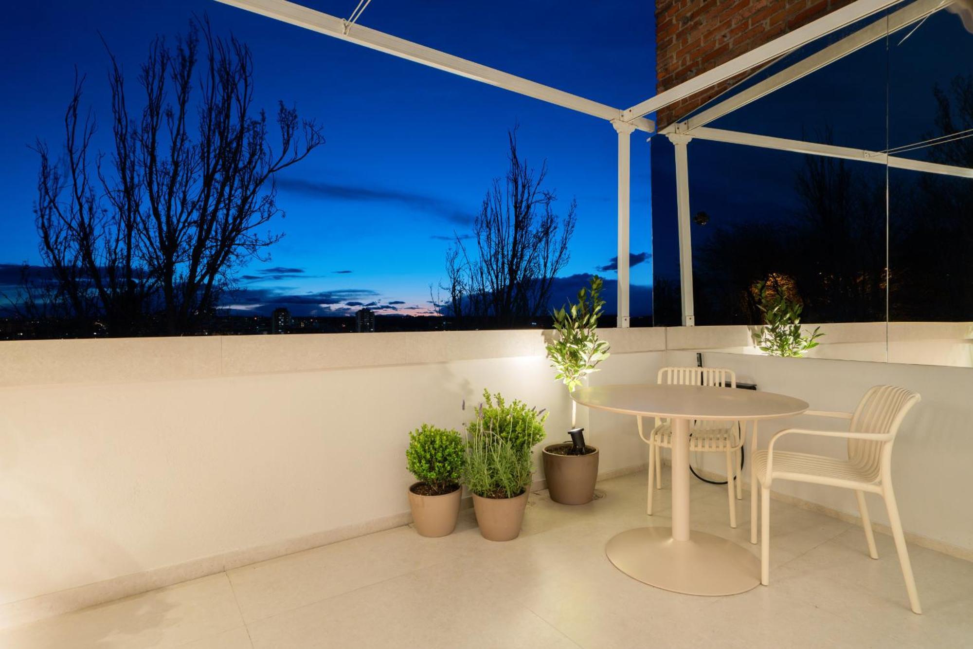 Atico Con Terraza De Diseno En El Corazon De La Latina Alquiler Temporal Apartment Madrid