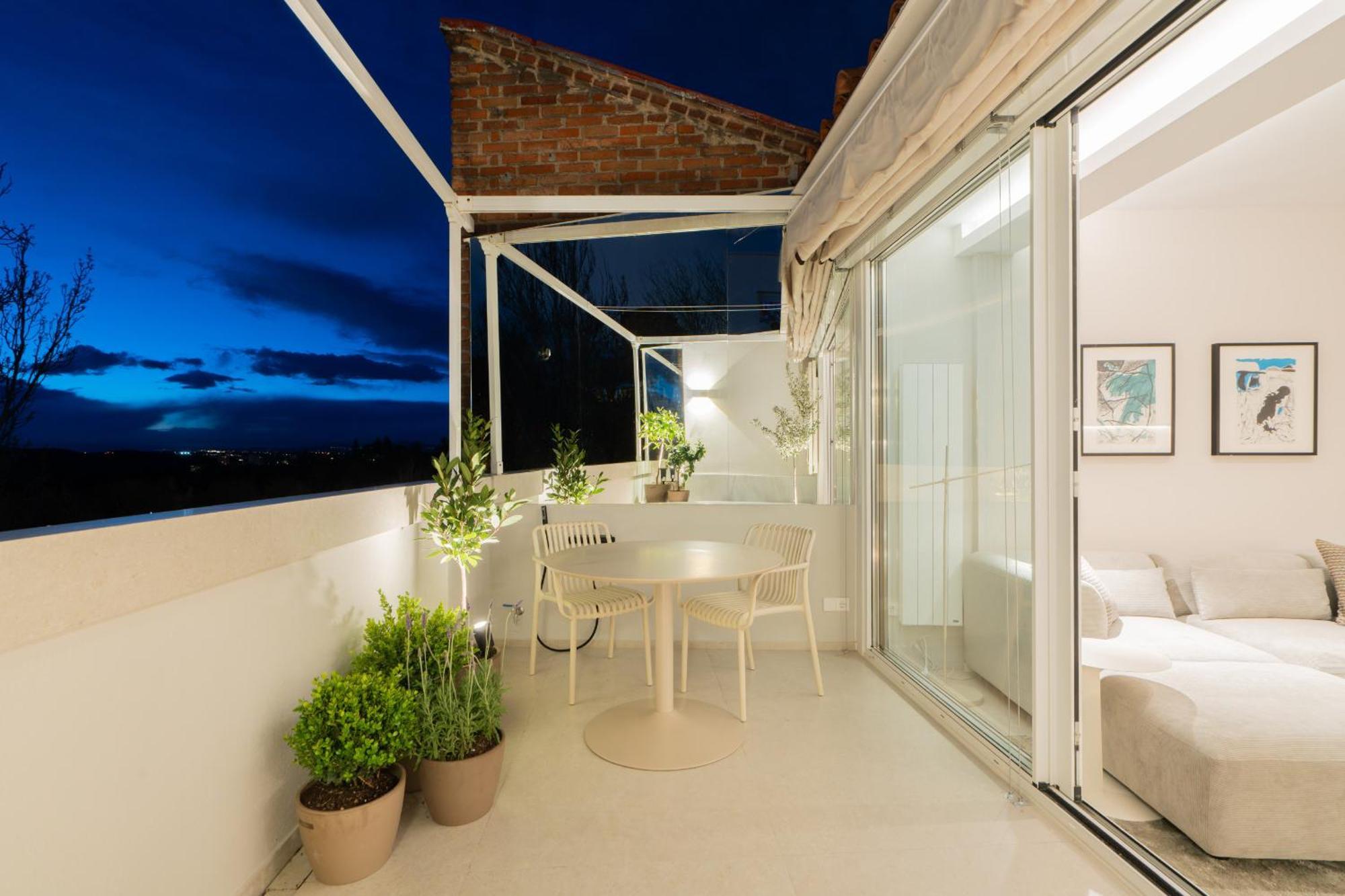 Atico Con Terraza De Diseno En El Corazon De La Latina Alquiler Temporal Madrid